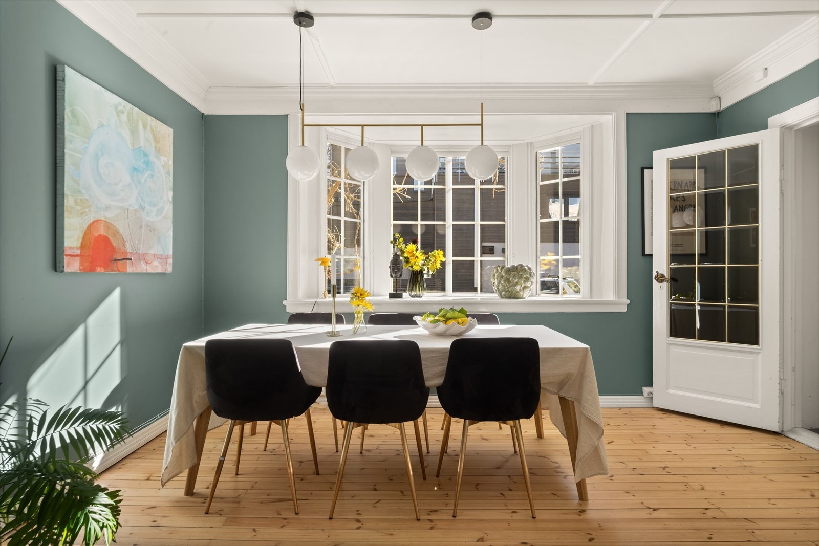 Det er god plass til å invitere venner og familie over til en hyggelig middag rundt spisebordet Galleribilde