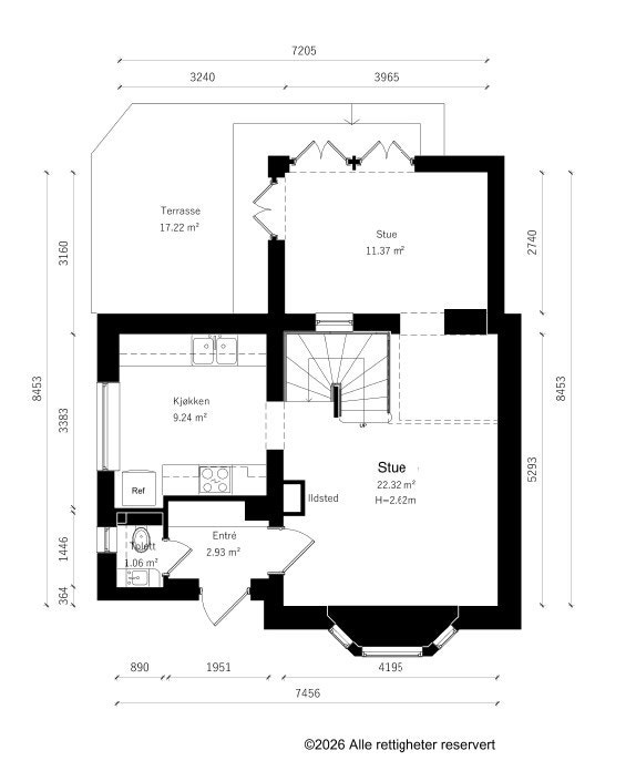 Første etasje inneholder: Entré, kjøkken, 2 stuer, toalettrom og utgang til medfølgende uthus. Galleribilde