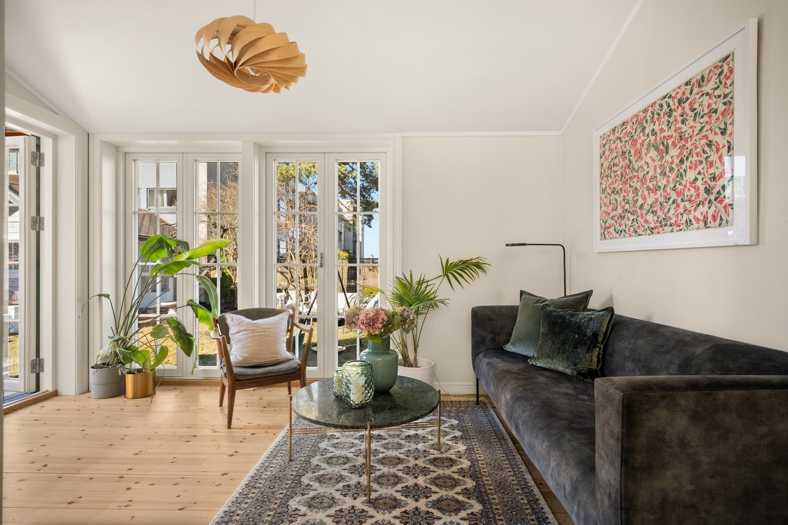 Stuen har fin planløsning med plass til sofagruppe og øvrig møblement. Galleribilde