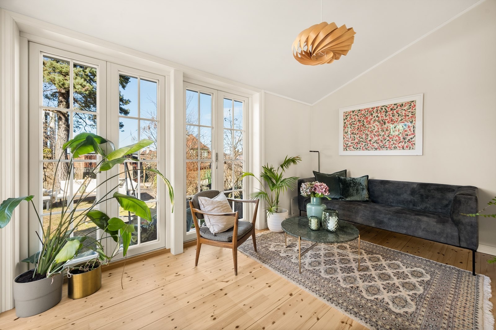 Vindusflater fra gulv til tak gir et fantastisk lysinnslipp og hyggelig utsikt mot hagen. Galleribilde