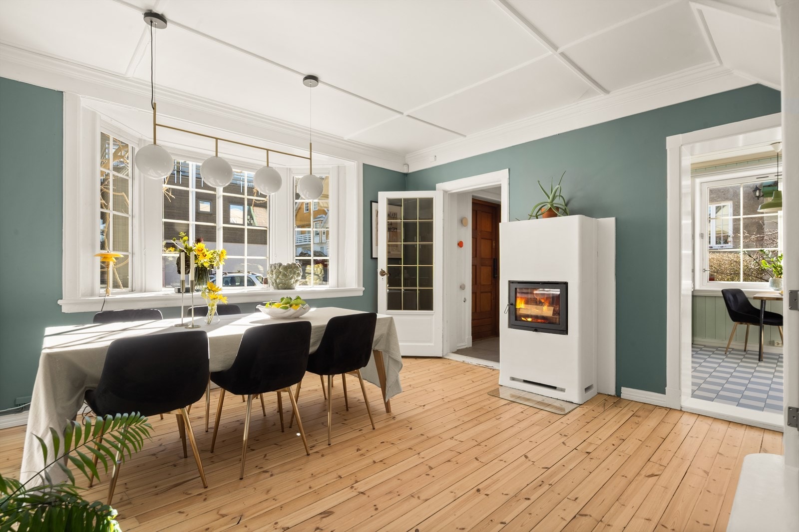 Lys og luftig stue/spisestue med store vinduer som slipper inn dagslys. Galleribilde