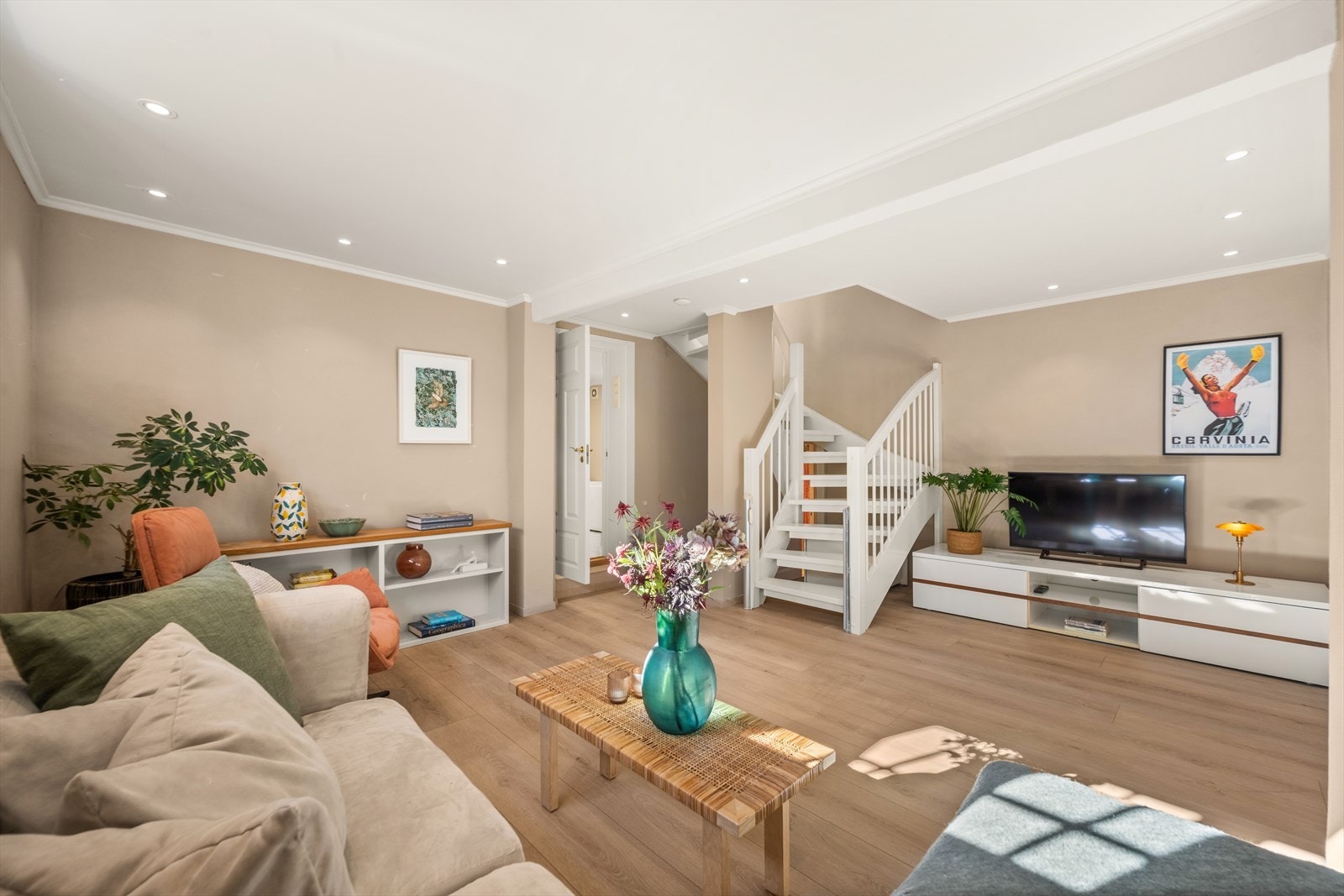 Hyggelig kjellerstue med plass til sofa og annet møblement. Rommet passer utmerket som tv-stue - et perfekt samlingssted! Galleribilde