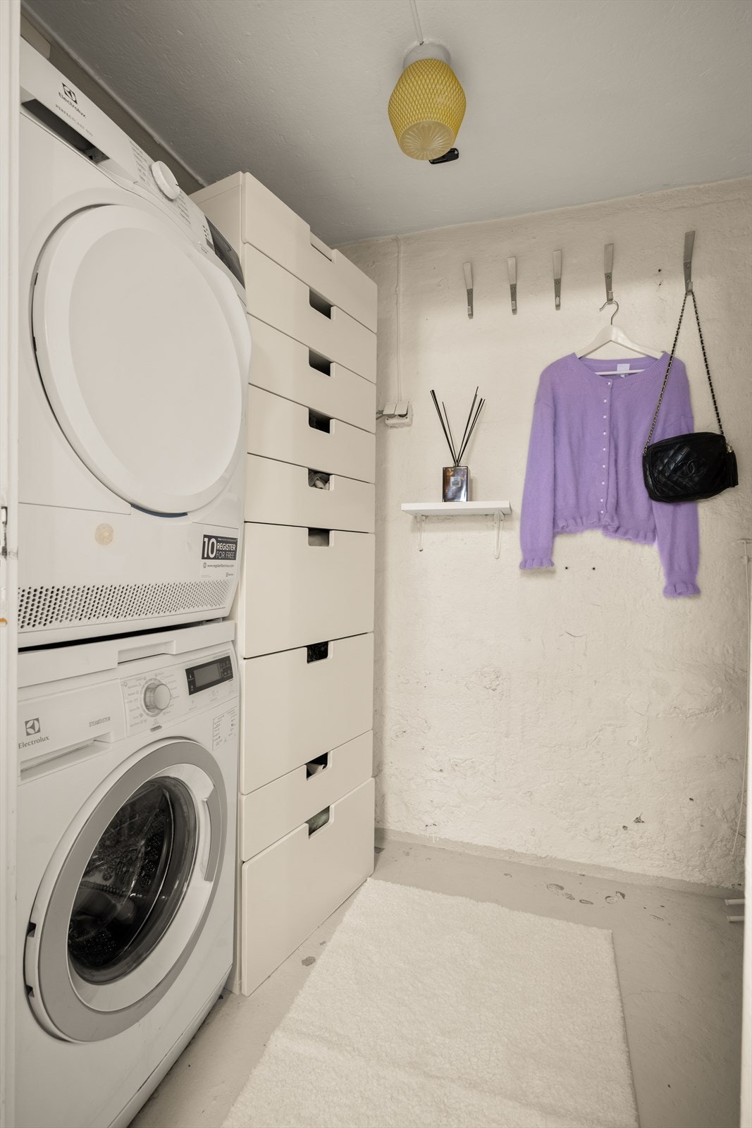 Det er opplegg for vaskemaskin og tørketrommel i en a bodene Galleribilde