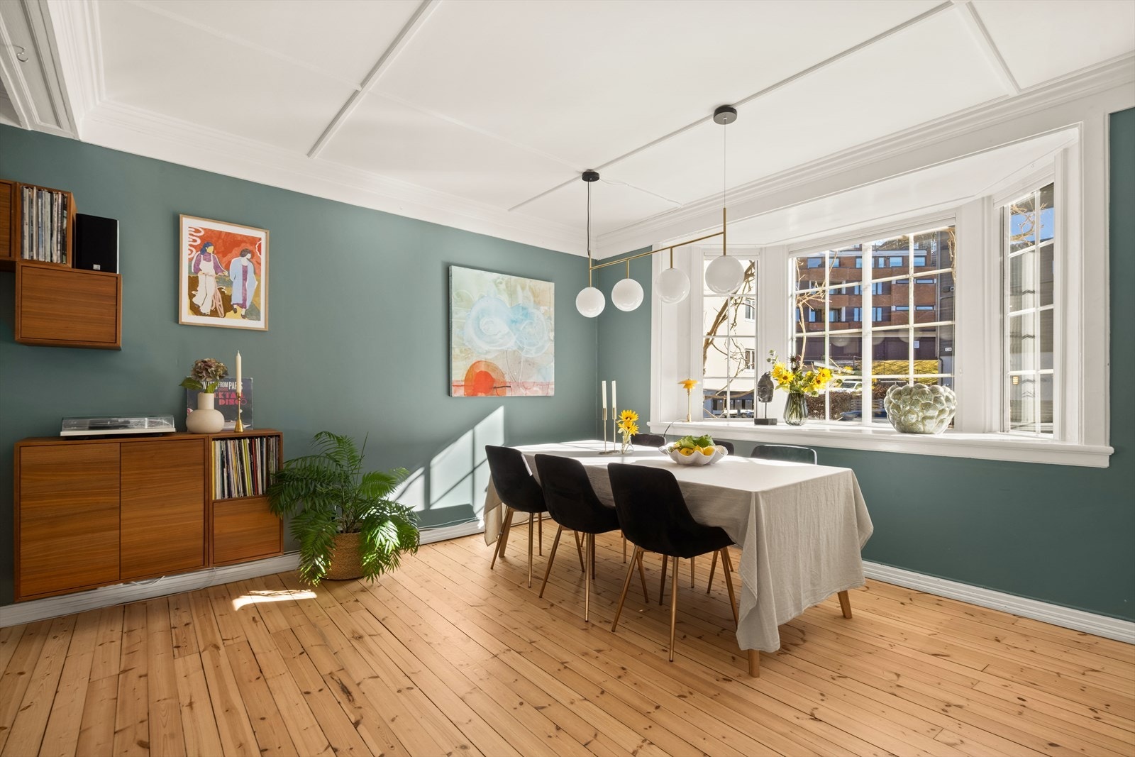 Det er god plass til spisebord, sofa og øvrig møblement Galleribilde