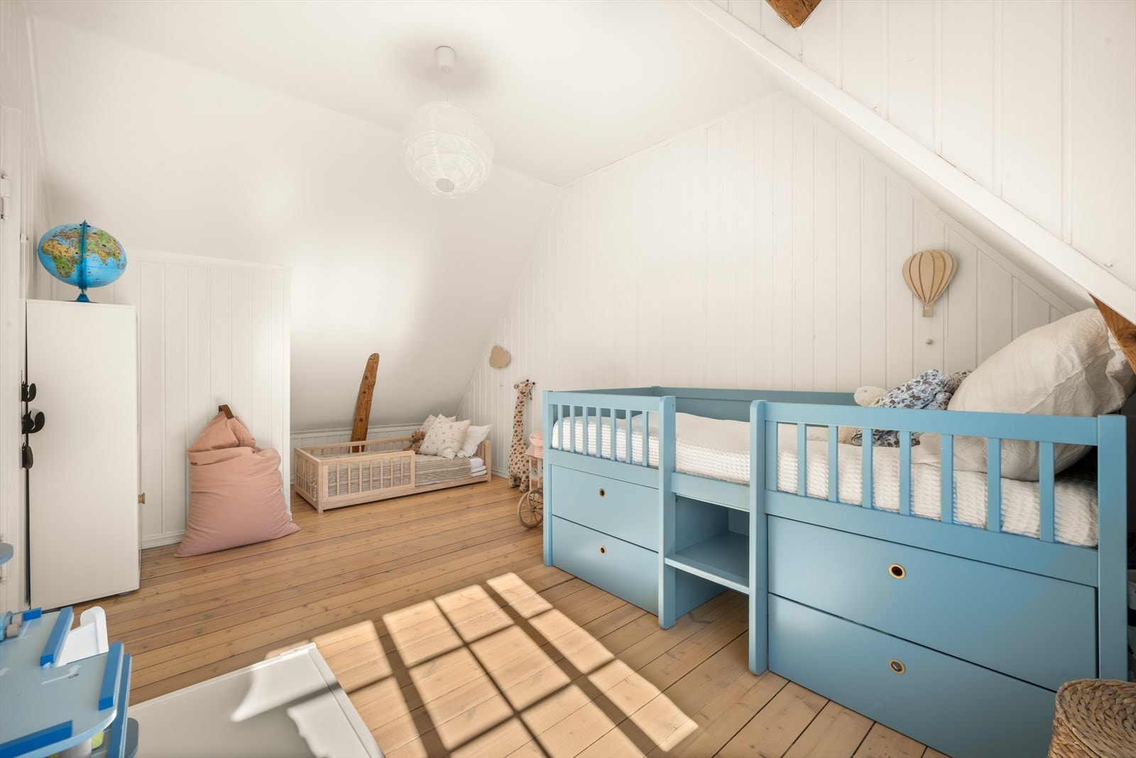 Rommet har plass til både seng og garderobe, og den nøytrale stilen gjør det enkelt å tilpasse etter behov Galleribilde