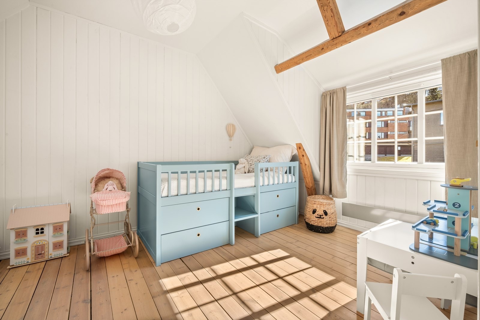 Det andre soverommet er også av god størrelse og passer utmerket som barnerom eller gjesterom Galleribilde