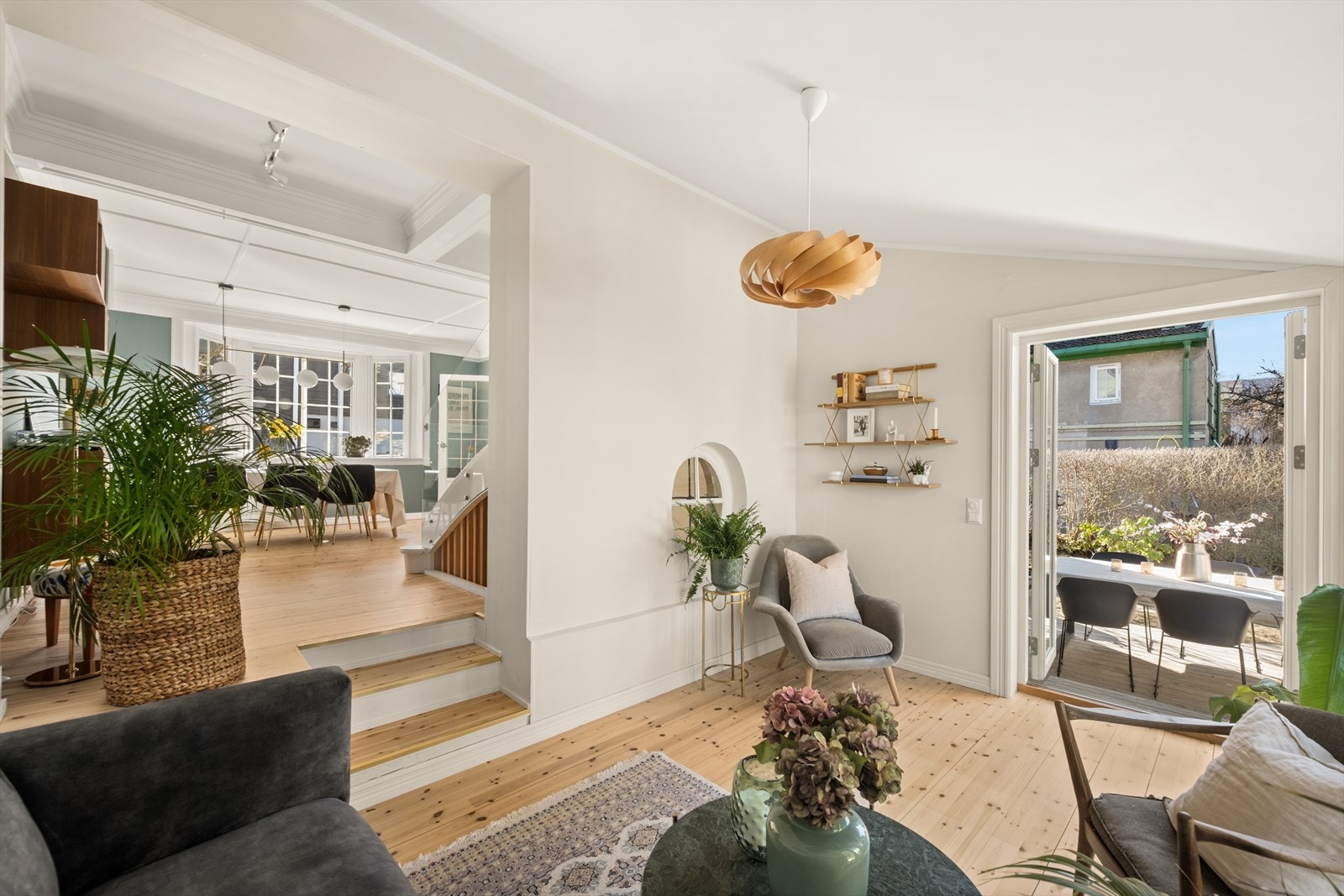 Boligen har en velfungerende og sosial planløsning som gir funksjonelle soner, luftig romfølelse og mange innredningsmuligheter. Galleribilde