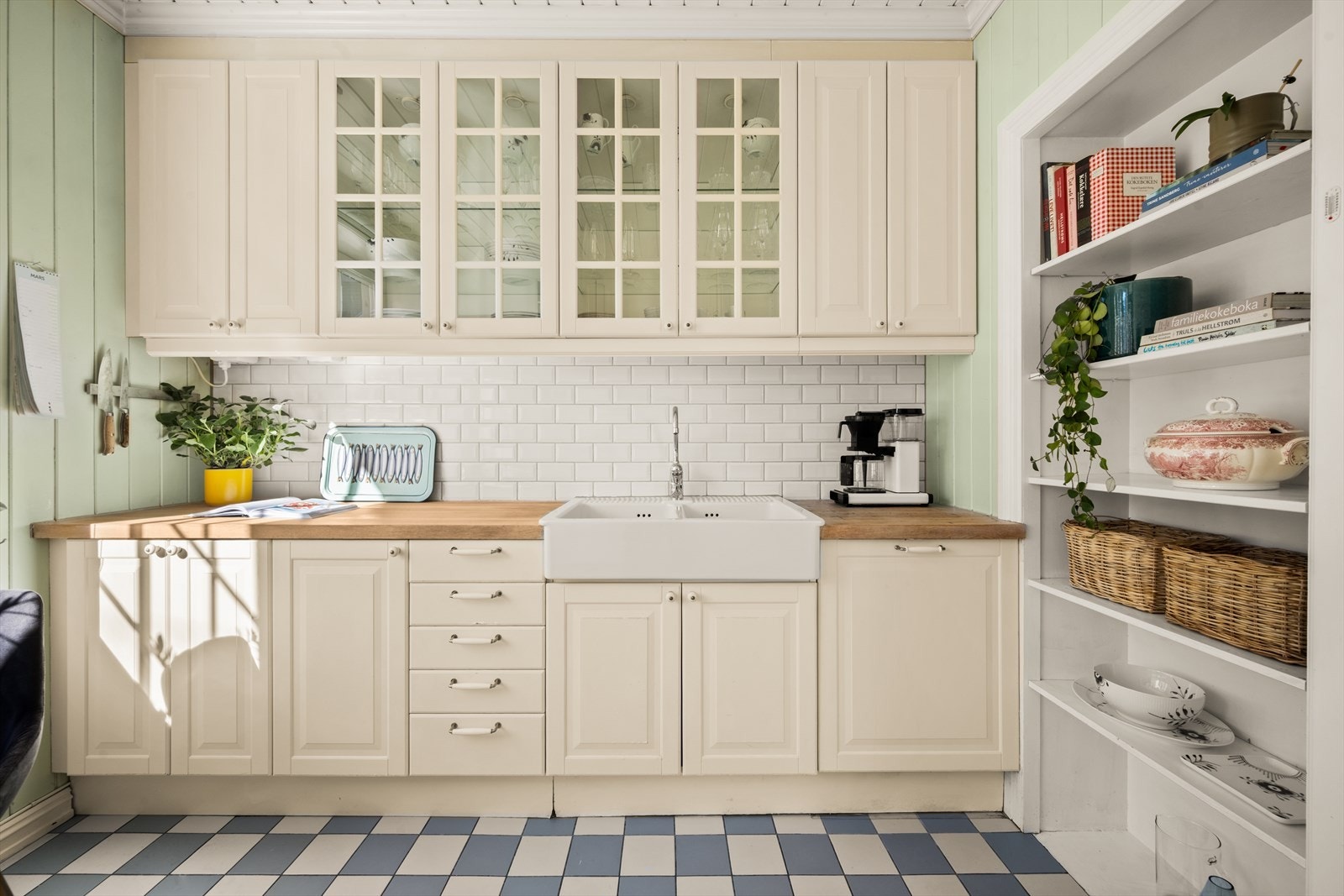 Kjøkkenet er utformet med fokus på funksjonalitet og stil, med profilerte fronter og benkeplate i tre fra IKEA. Galleribilde