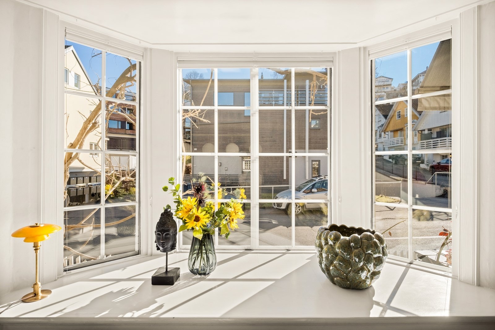 Dype vinduskarmer som gir rikelig med plass til frodige planter, stemningsfull pynt og personlige detaljer Galleribilde