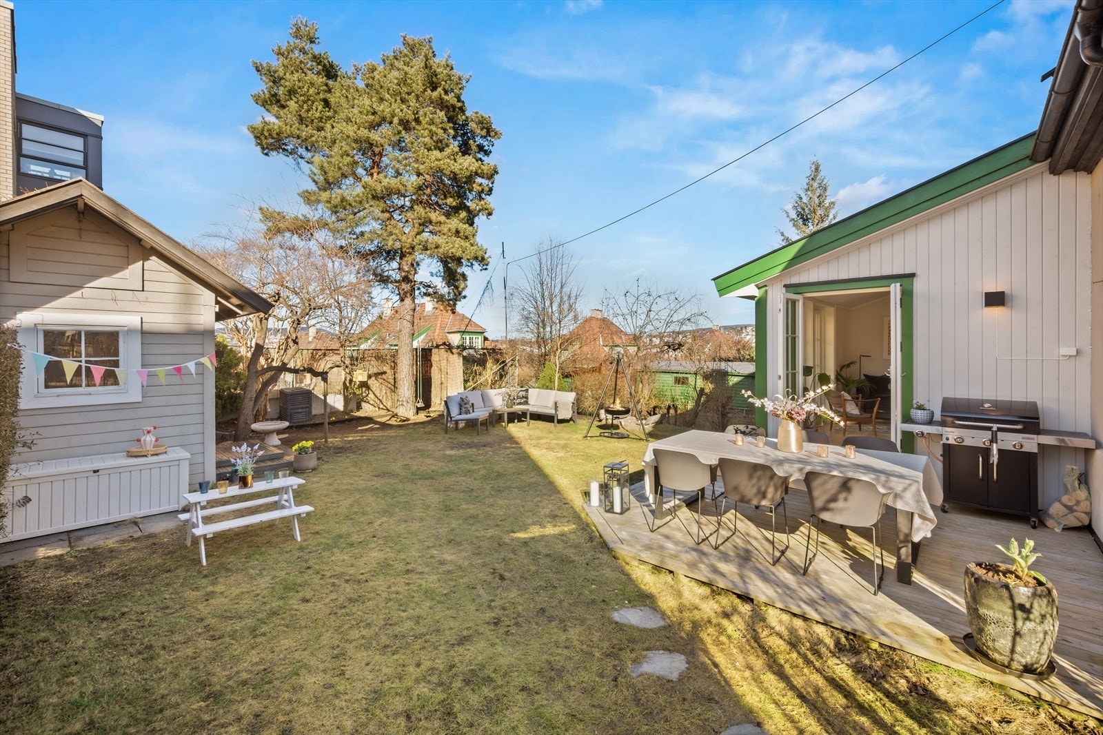 Den store og frodige hagen er til glede for både store og små Galleribilde