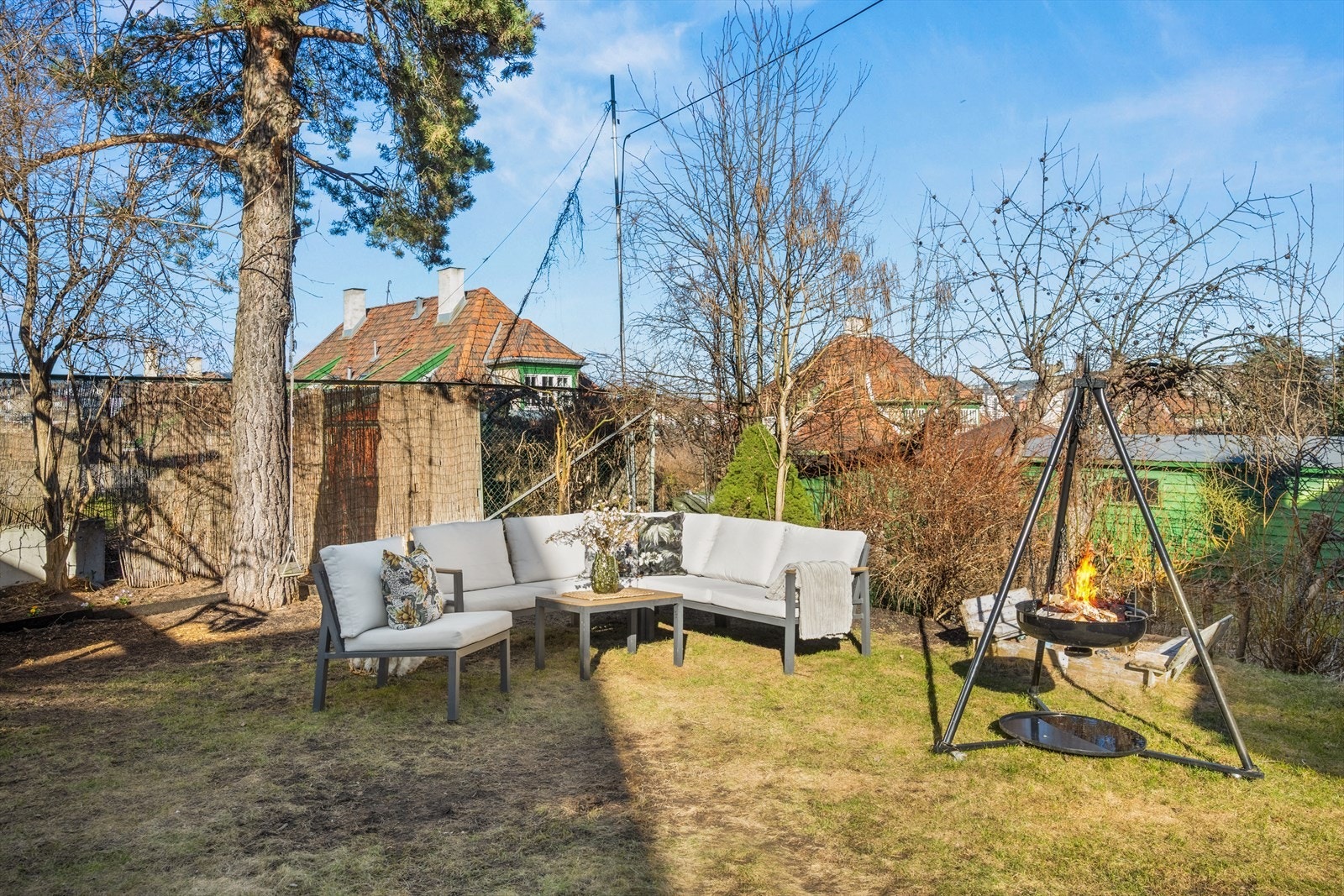 Det er god plass til ulike møbleringer i hagen Galleribilde