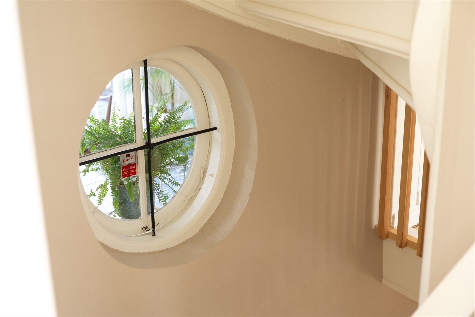 I boligens andre etasje finner man to romslige soverom og pent toalettrom. Galleribilde