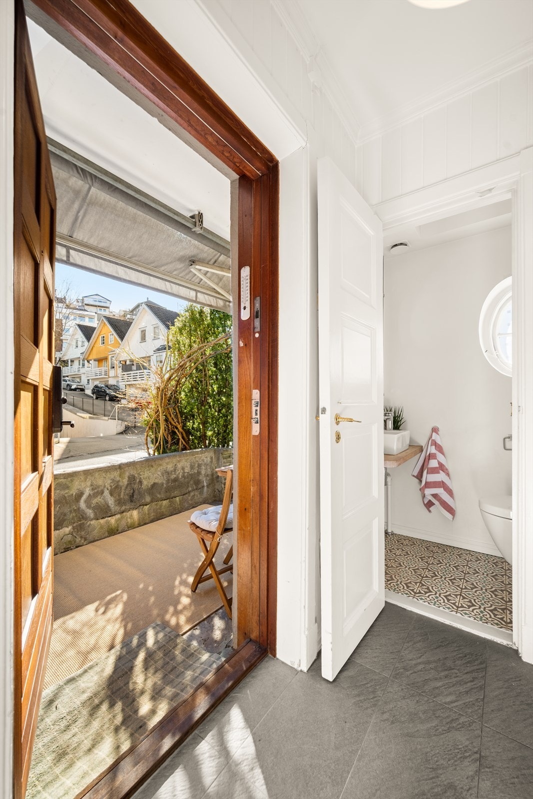 Inngangsparti: Vel inne blir man møtt av en innbyende entré som gir et flott første inntrykk av boligen! Galleribilde