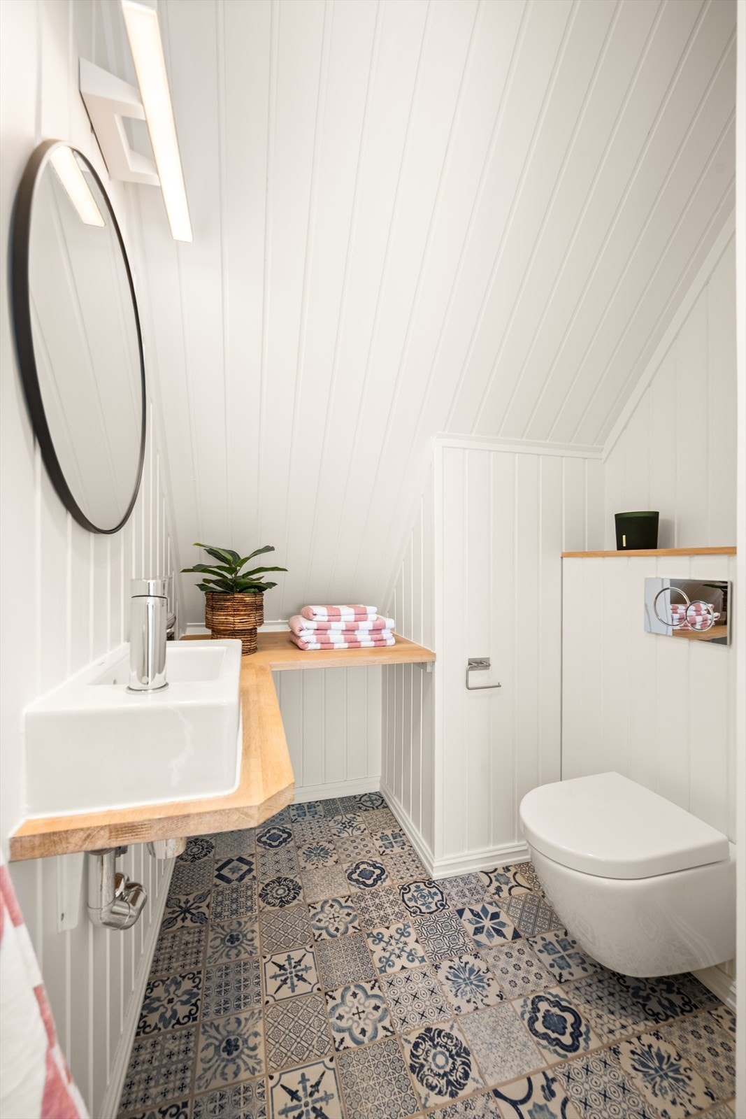 Pent toalettrom fra 2020 med vinylbelegg på gulvet, servant og vegghengt toalett. Galleribilde