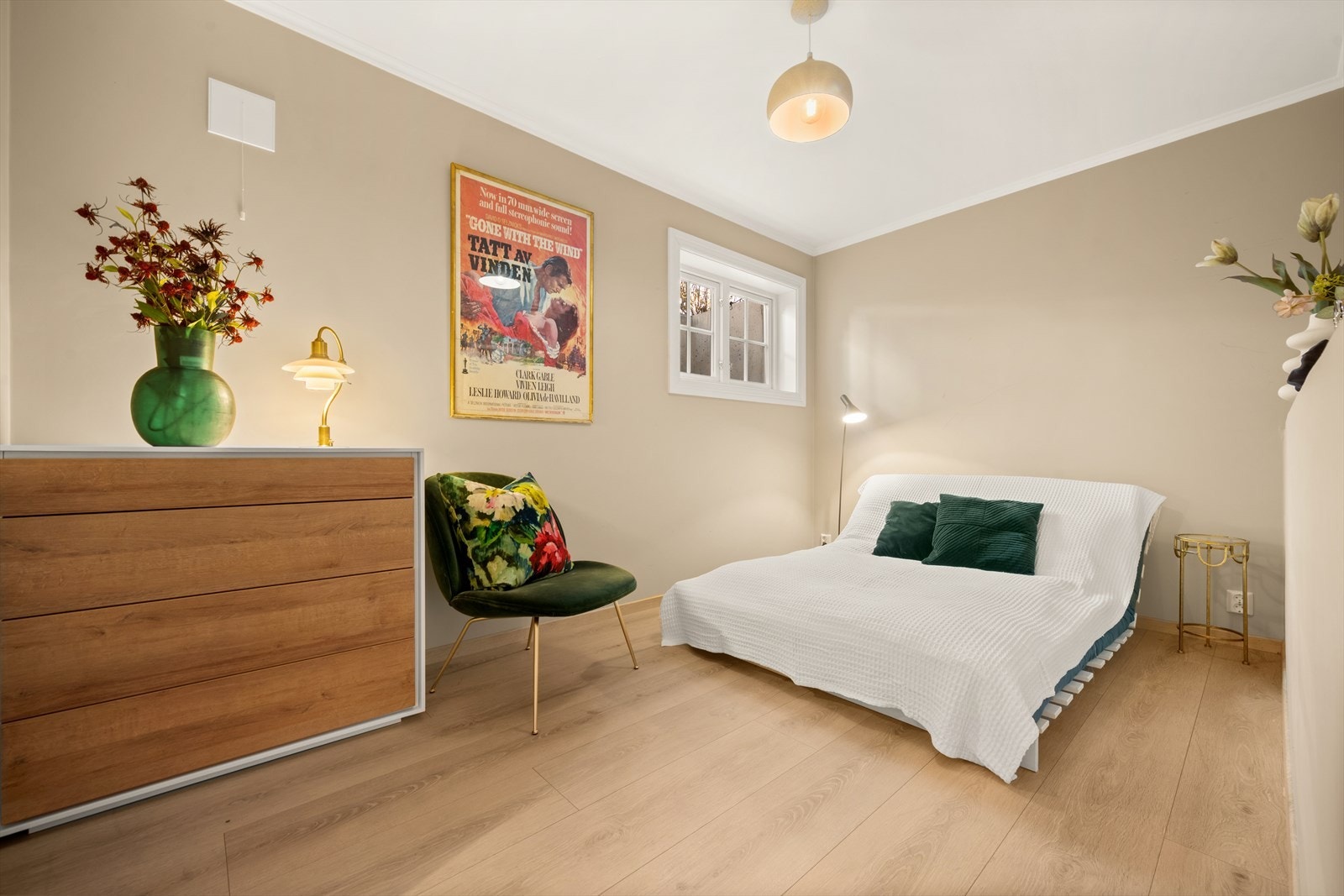 Romslig soverom i kjelleren med plass til dobbeltseng og garderobeskap. Galleribilde