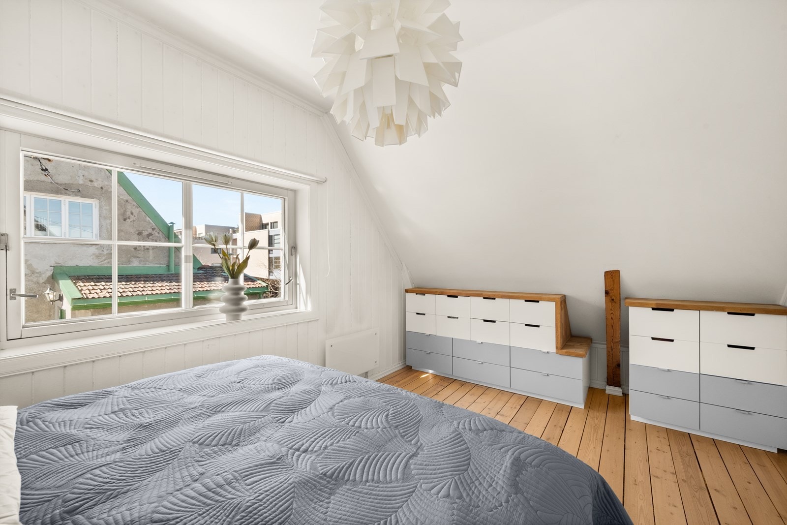 Tilpasset oppbevaringsinnredning for å få utnyttet skråtakene effektivt. Galleribilde