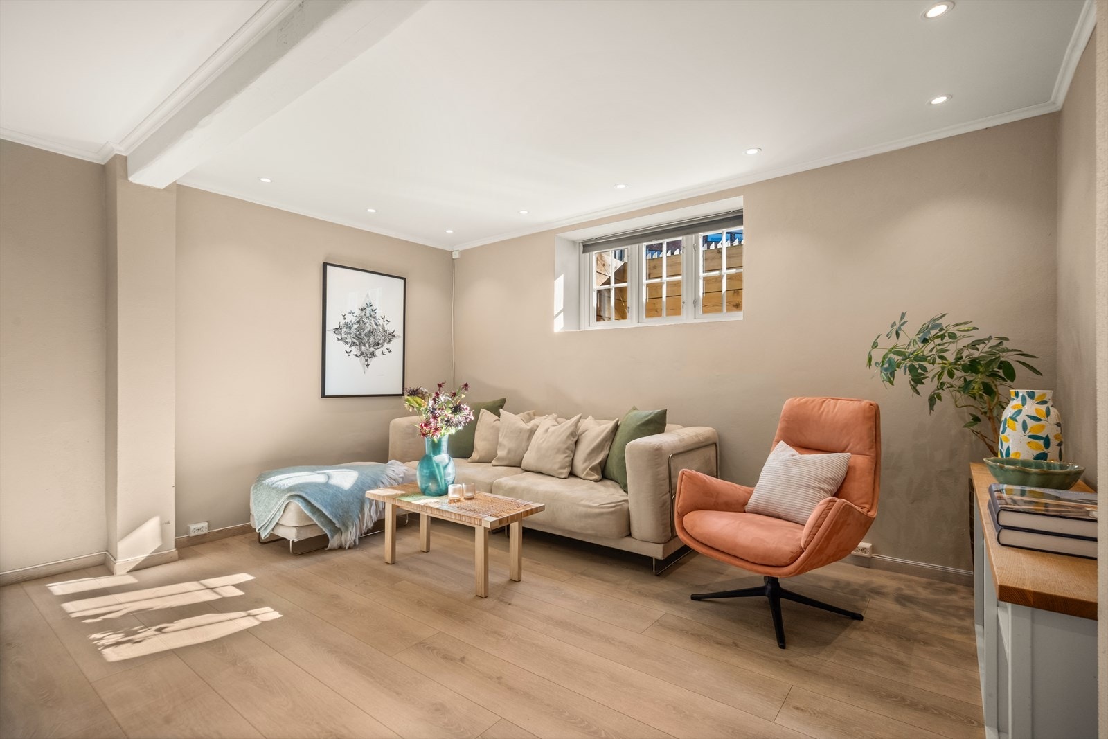 Kjelleren er oppusset i 2018/2019 og har delikate farger på veggene, downlights i taket og pent laminatgulv. Galleribilde