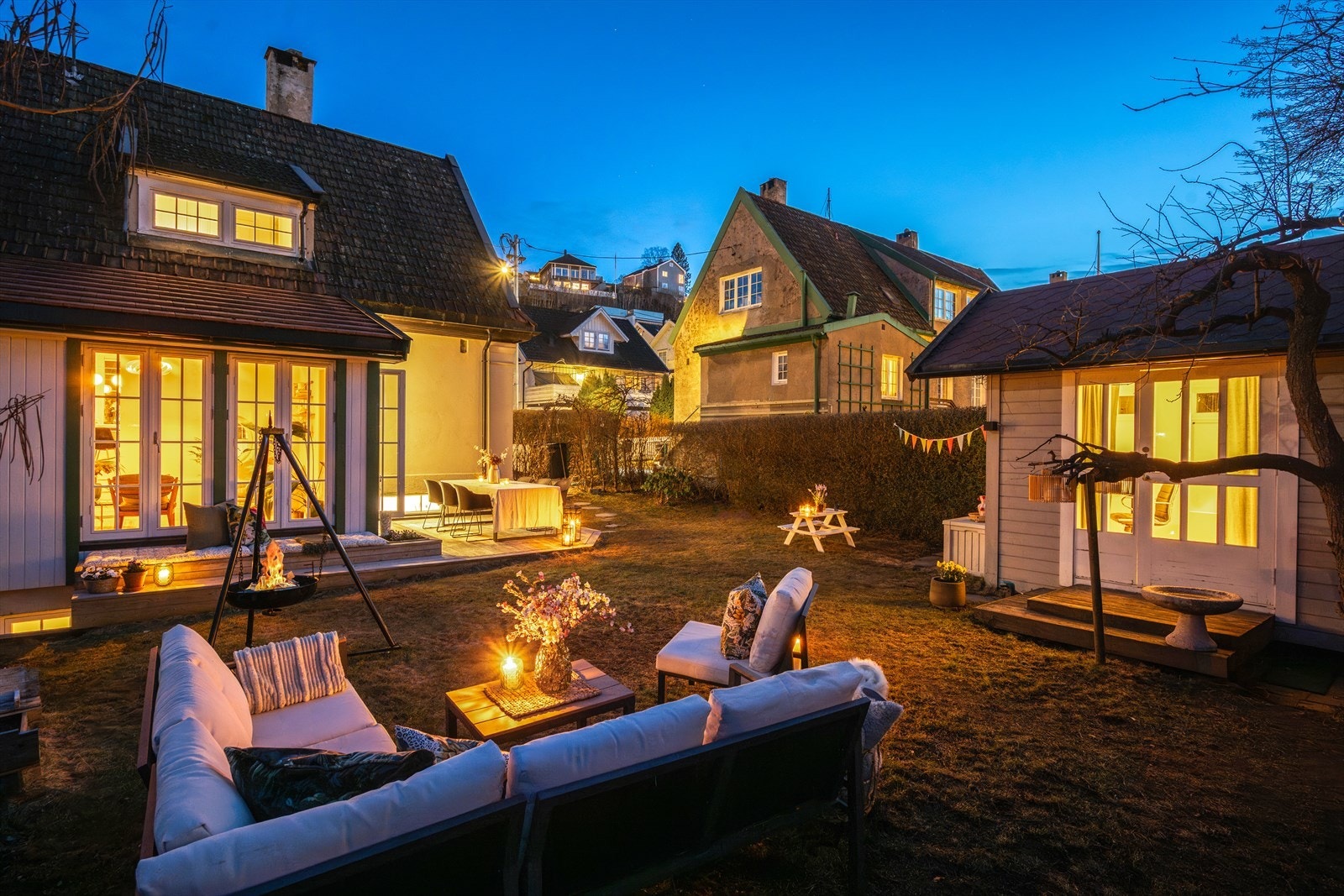 Innholdsrik halvpart av tomannsbolig med eget uthus. Nydelig hage og flott intern beliggenhet i Arctanderbyen. Galleribilde