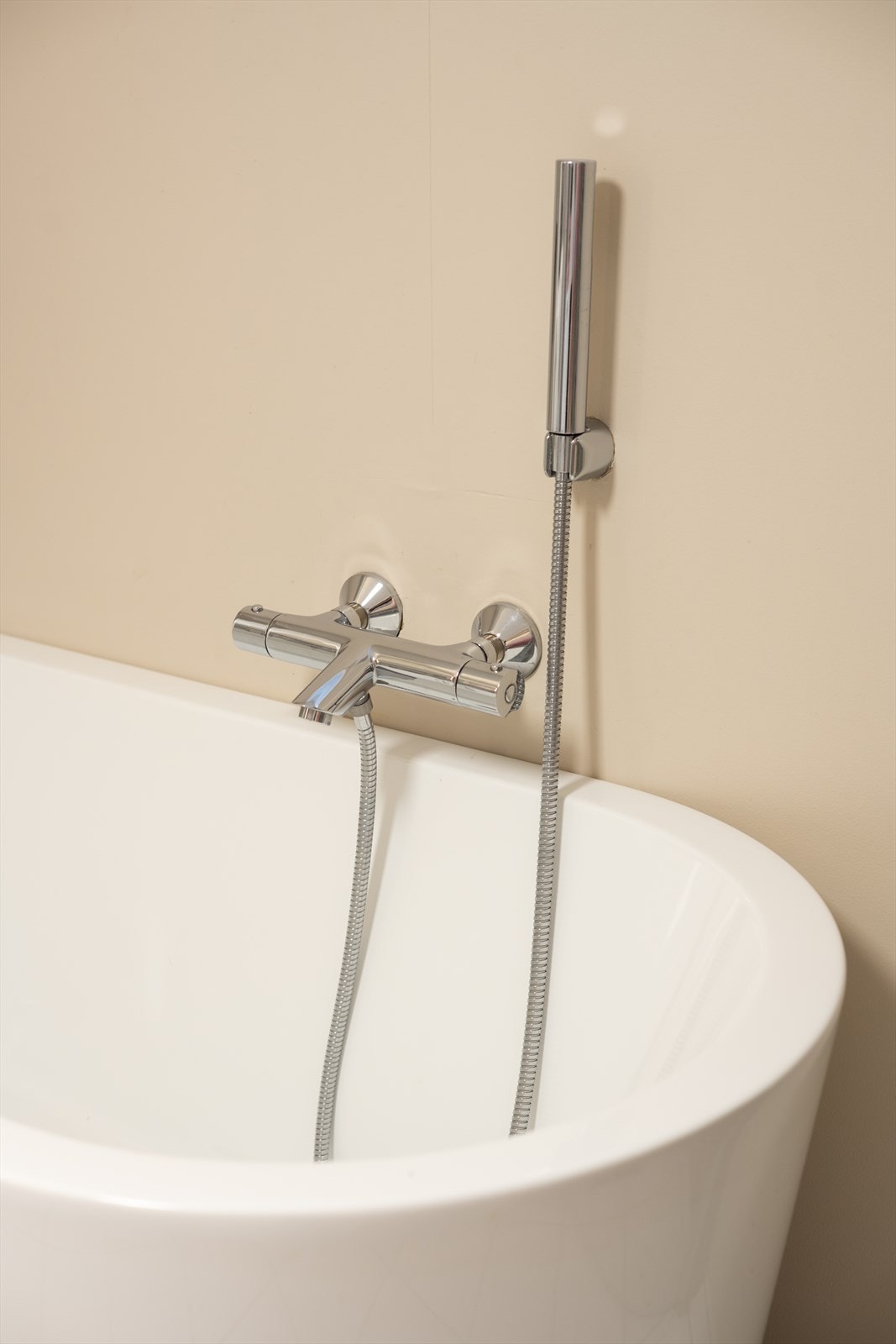 Delikat badekar med dusjopplegg. Galleribilde