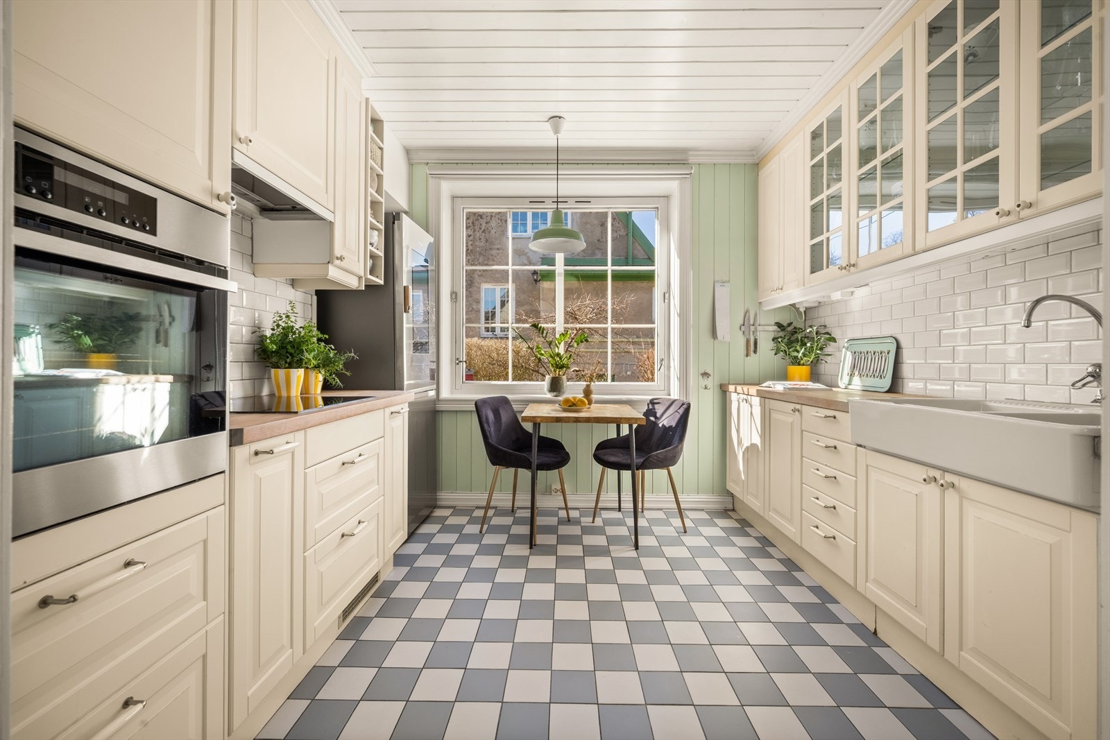 Lyst og flott kjøkken med plass til frokostbord. Galleribilde