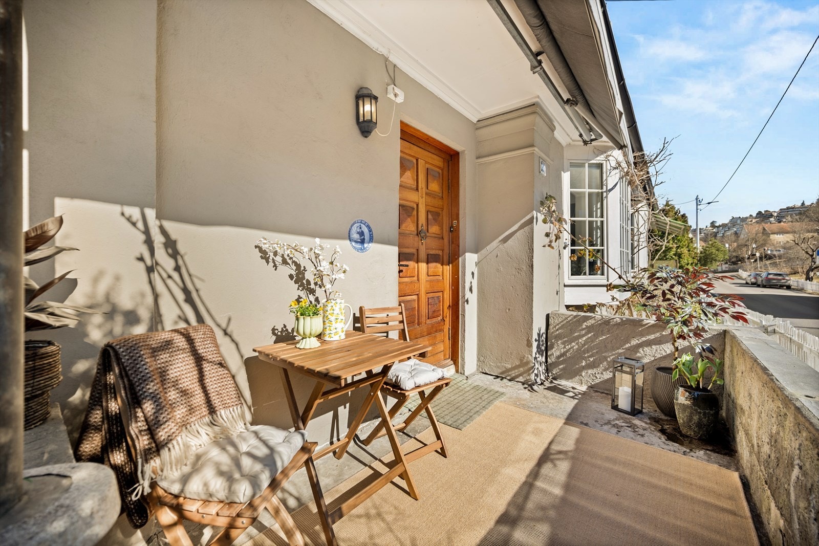 Hyggelig inngangsparti med plass til utemøbel Galleribilde