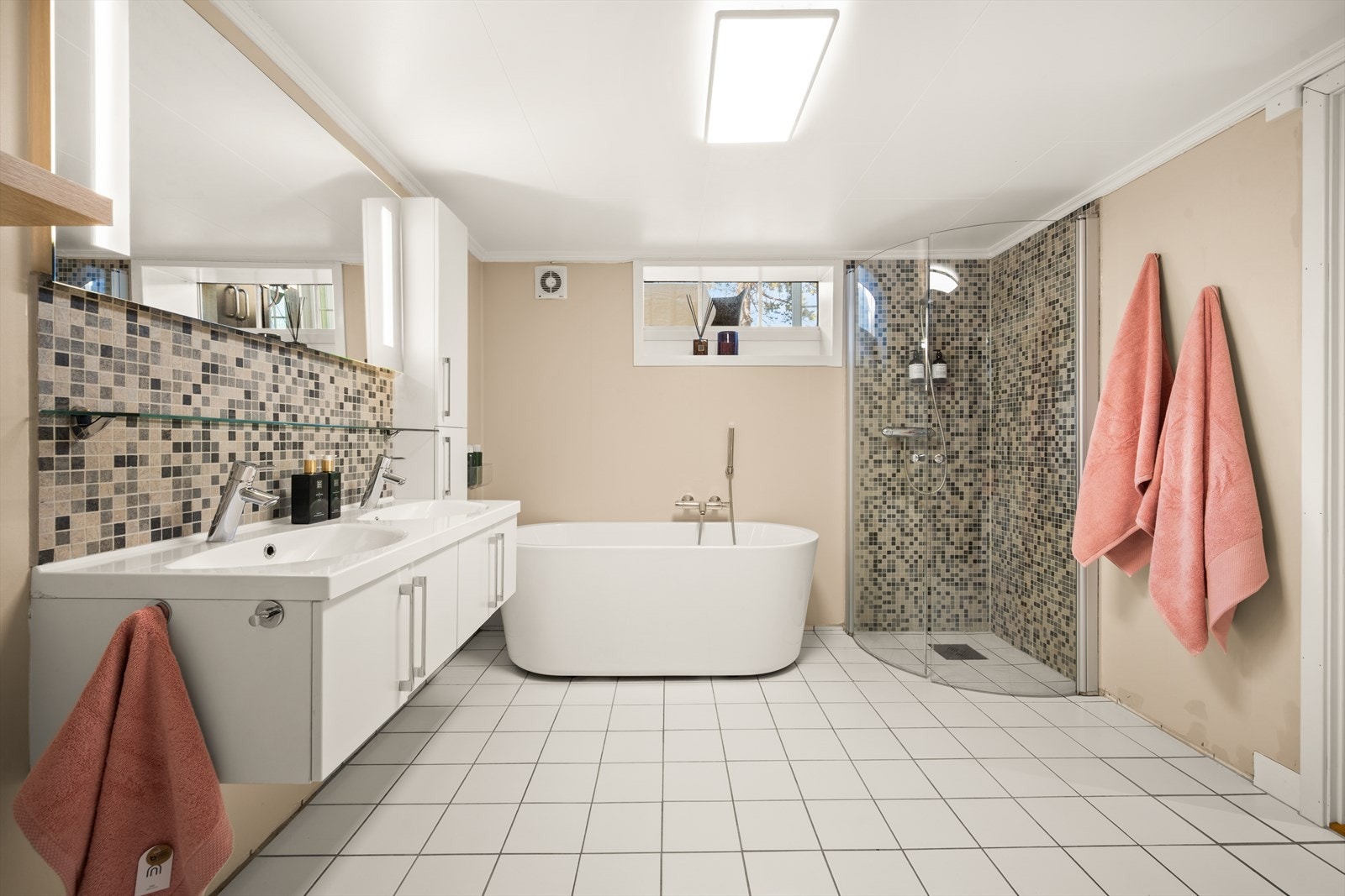 Romslig flislagt bad med behagelig gulvvarme. Galleribilde