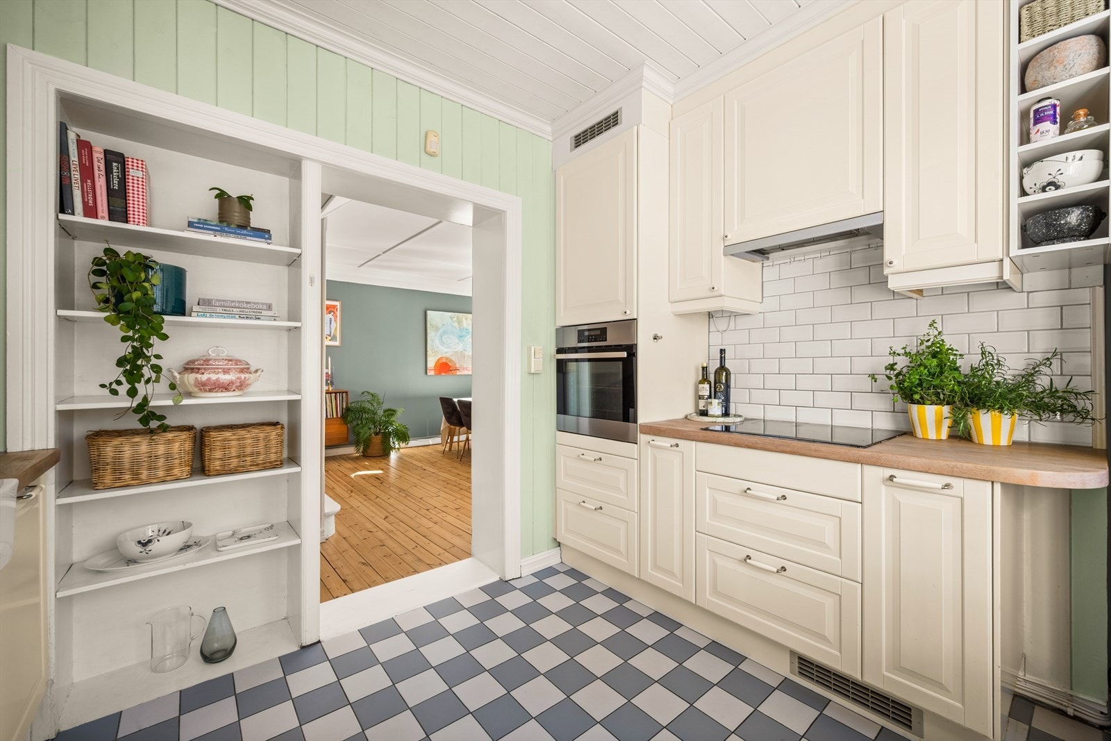 Kjøkkenet er utstyrt med integrerte hvitevarer som induksjon platetopp, stekeovn, oppvaskmaskin og det er plass til frittstående kjøl/frysesakp. Galleribilde