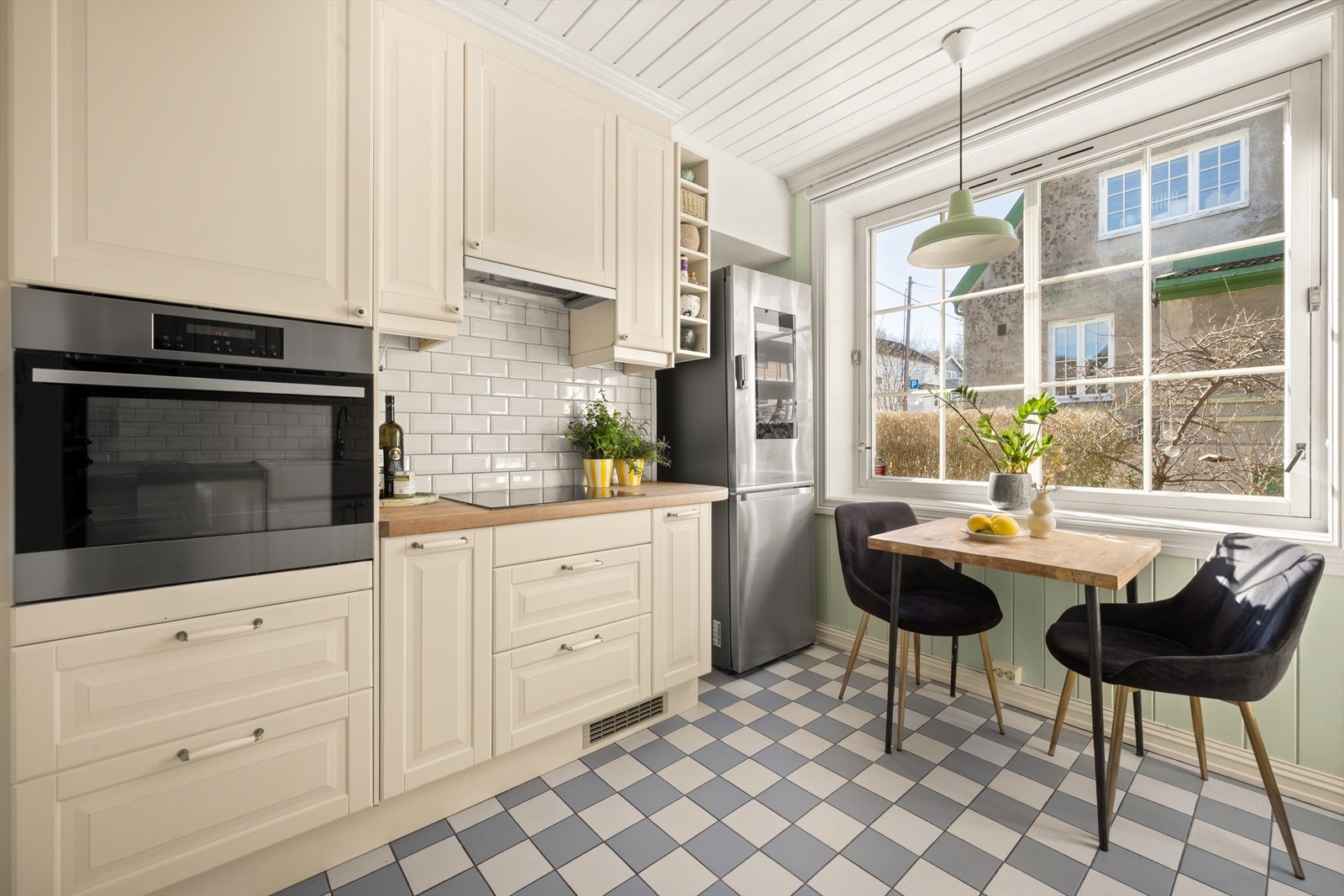 Romslig og sosialt kjøkken med plass til et hyggelig frokostbord ved vinduet. Galleribilde