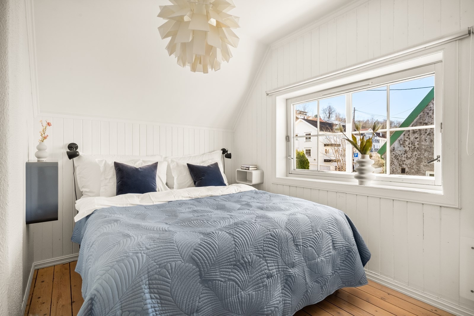 Romslig hovedsoverom med god plass til dobbeltseng og tilhørende møblement Galleribilde