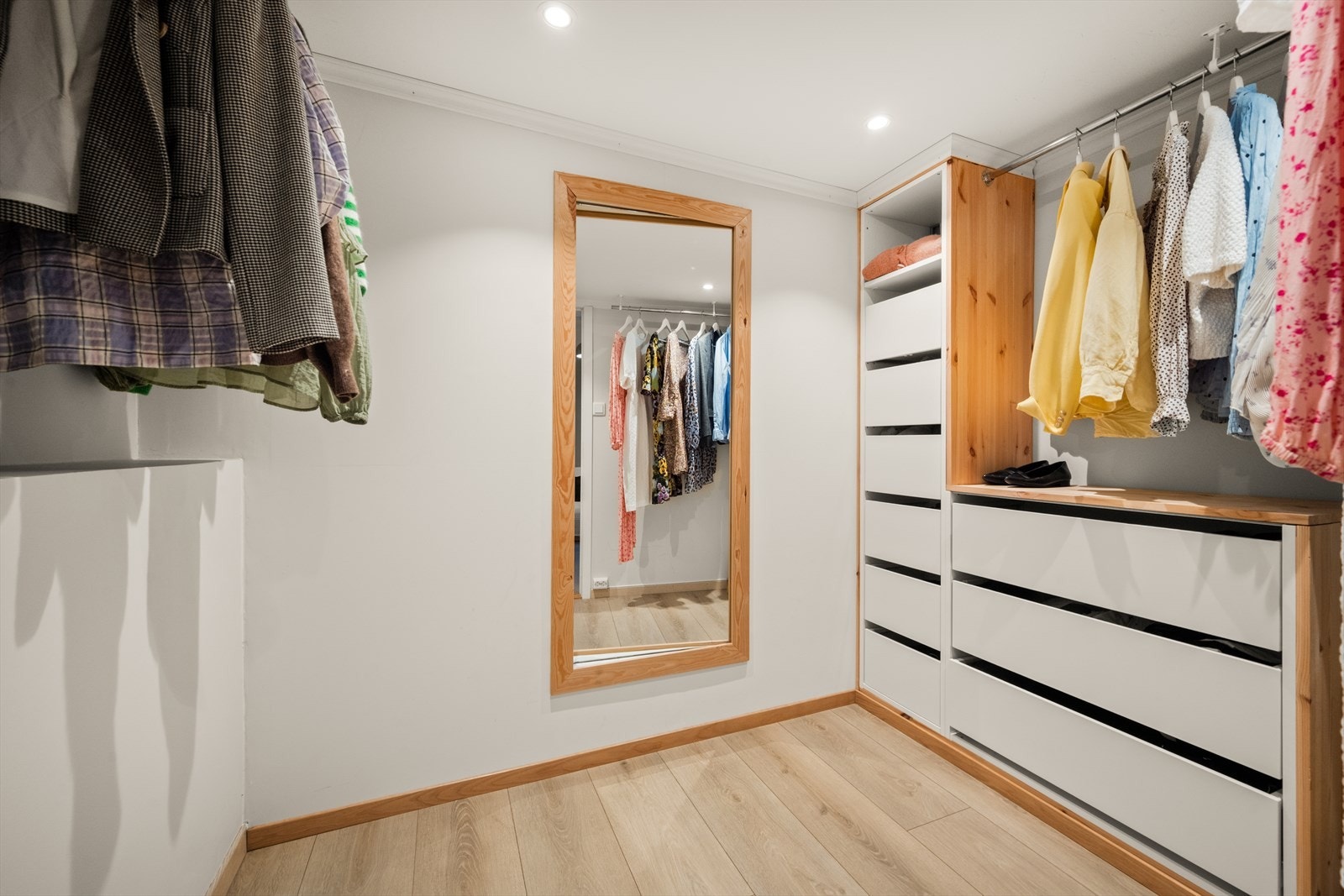 Videre i kjelleren finner man romslig walk-in garderobe med rikelig oppbevaringsplass Galleribilde