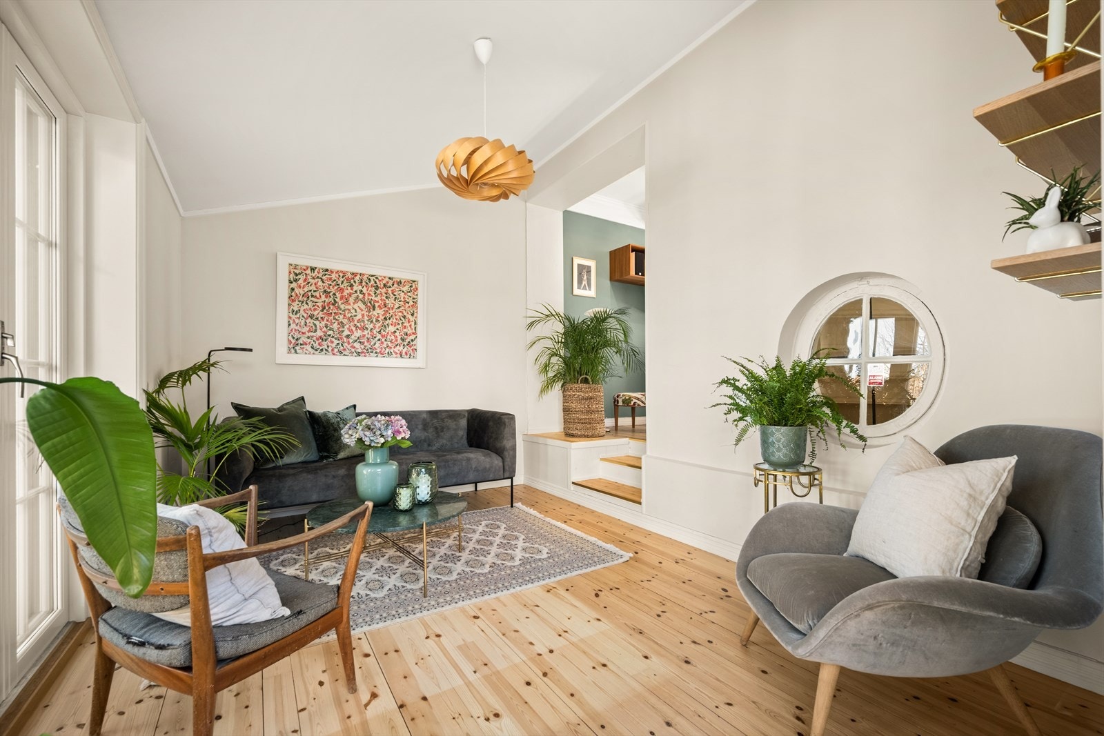 Den andre stuen har fin planløsning med plass til sofagruppe og øvrig møblement. Galleribilde