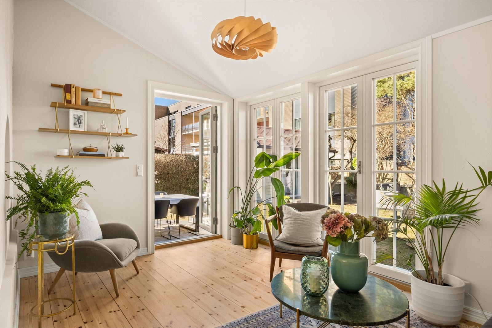 Fra stuen er det direkte utgang til den flotte uteplassen! Galleribilde