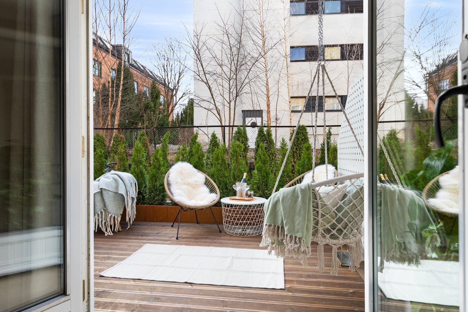 I vår- og sommerhalvåret fungerer terrassen som en naturlig forlengelse av stuen, og gir gode rammer for sosiale sammenkomster med familie og venner. Galleribilde