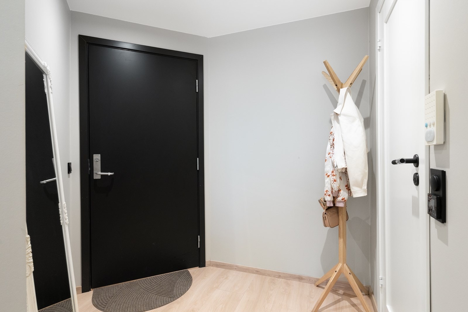 Velkommen inn! Leiligheten har en innbydende entré med downlights i himlingen og varmefolie i gulvet, som gir et lunt og behagelig førsteinntrykk. Galleribilde