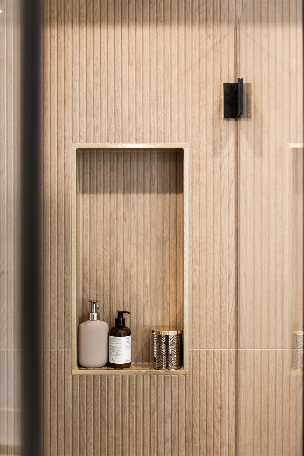 Innfelt nisje som gir både dekorativ og funksjonell oppbevaring av såper og produkter. Galleribilde