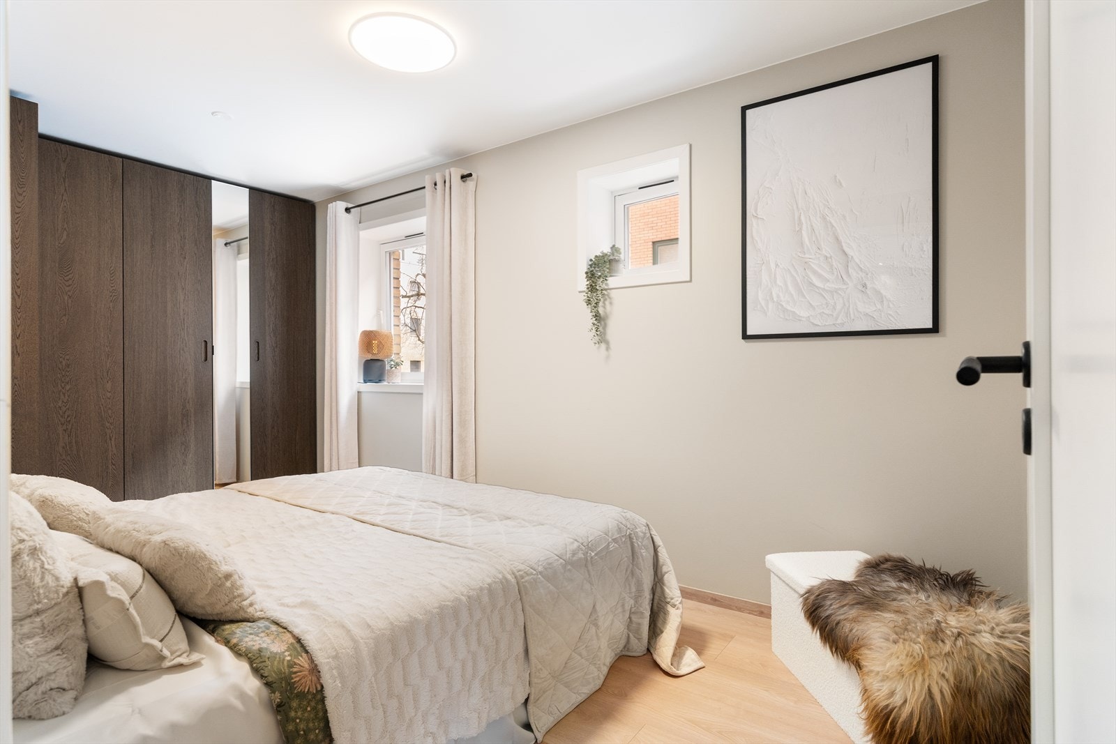 Hovedsoverommet er romslig, med plass til dobbeltseng, nattbord og tilhørende møbler. Galleribilde