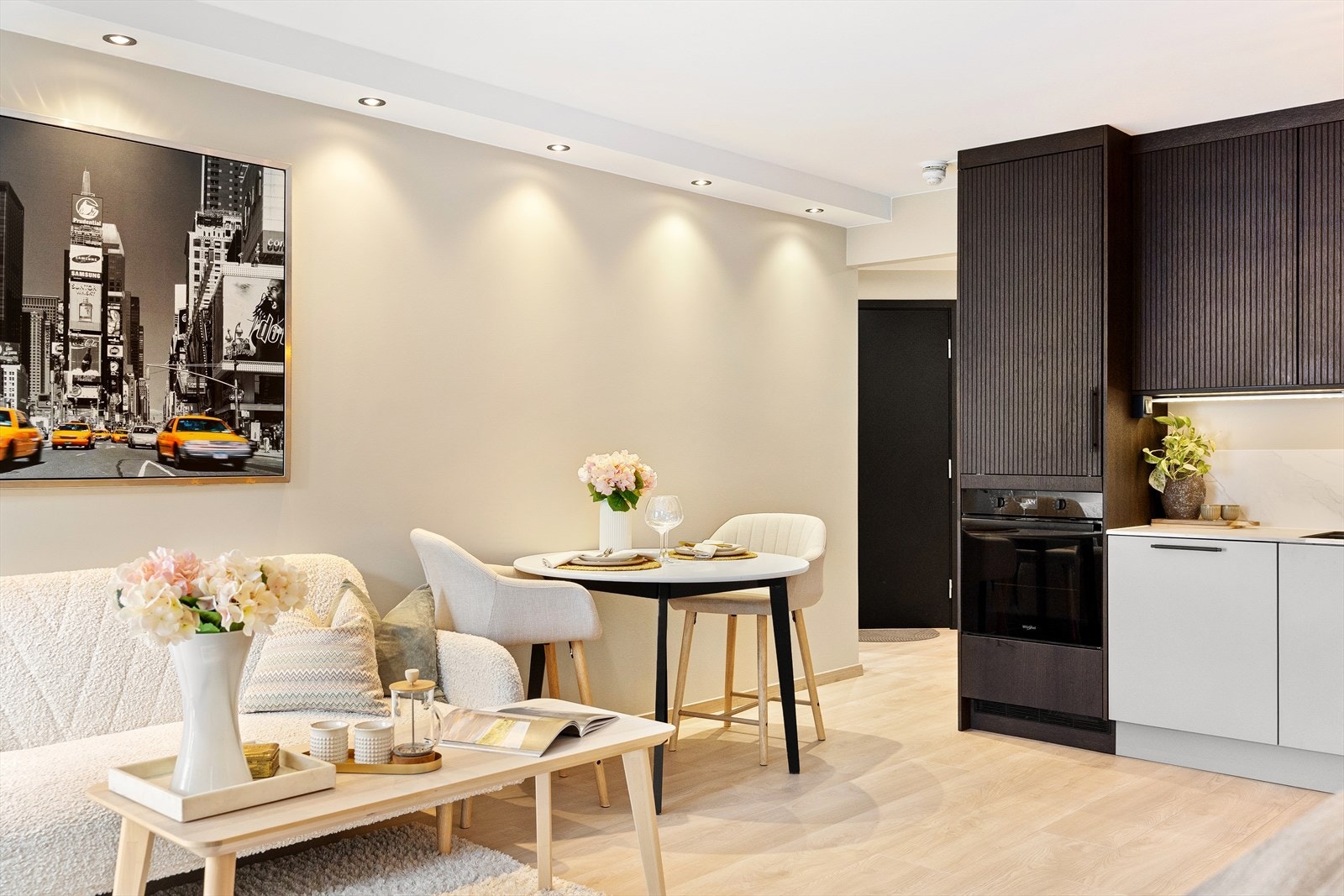 I stue-/kjøkkenområdet er det god plass til et hyggelig spisebord, med fine muligheter for å samle familie og gjester. Galleribilde