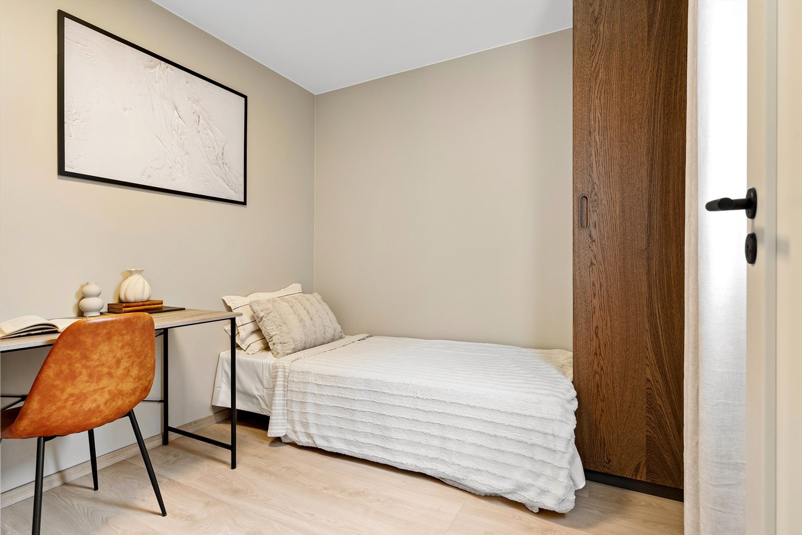 Soverom 2 er romslig og har plass til både seng og øvrige møbler. Galleribilde