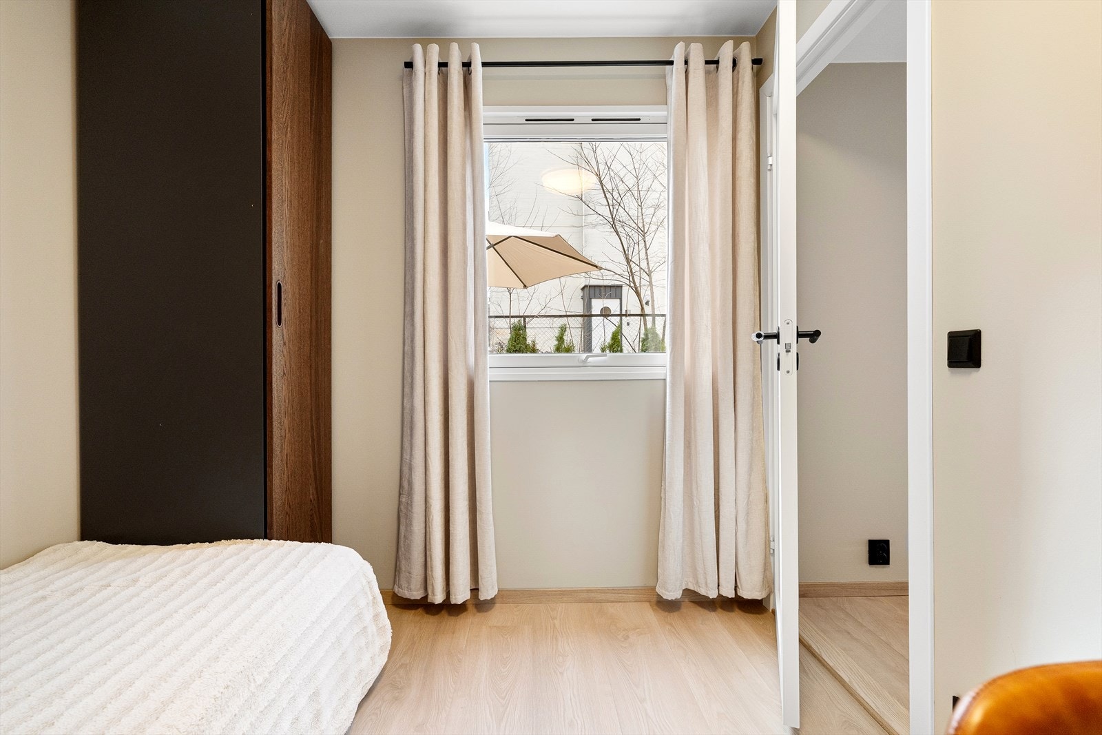 Det er et allsidig rom som passer perfekt som barnerom, gjesterom eller hjemmekontor, tilpasset dine behov. I tillegg byr rommet på gode oppbevaringsmuligheter med garderobeskap. Galleribilde