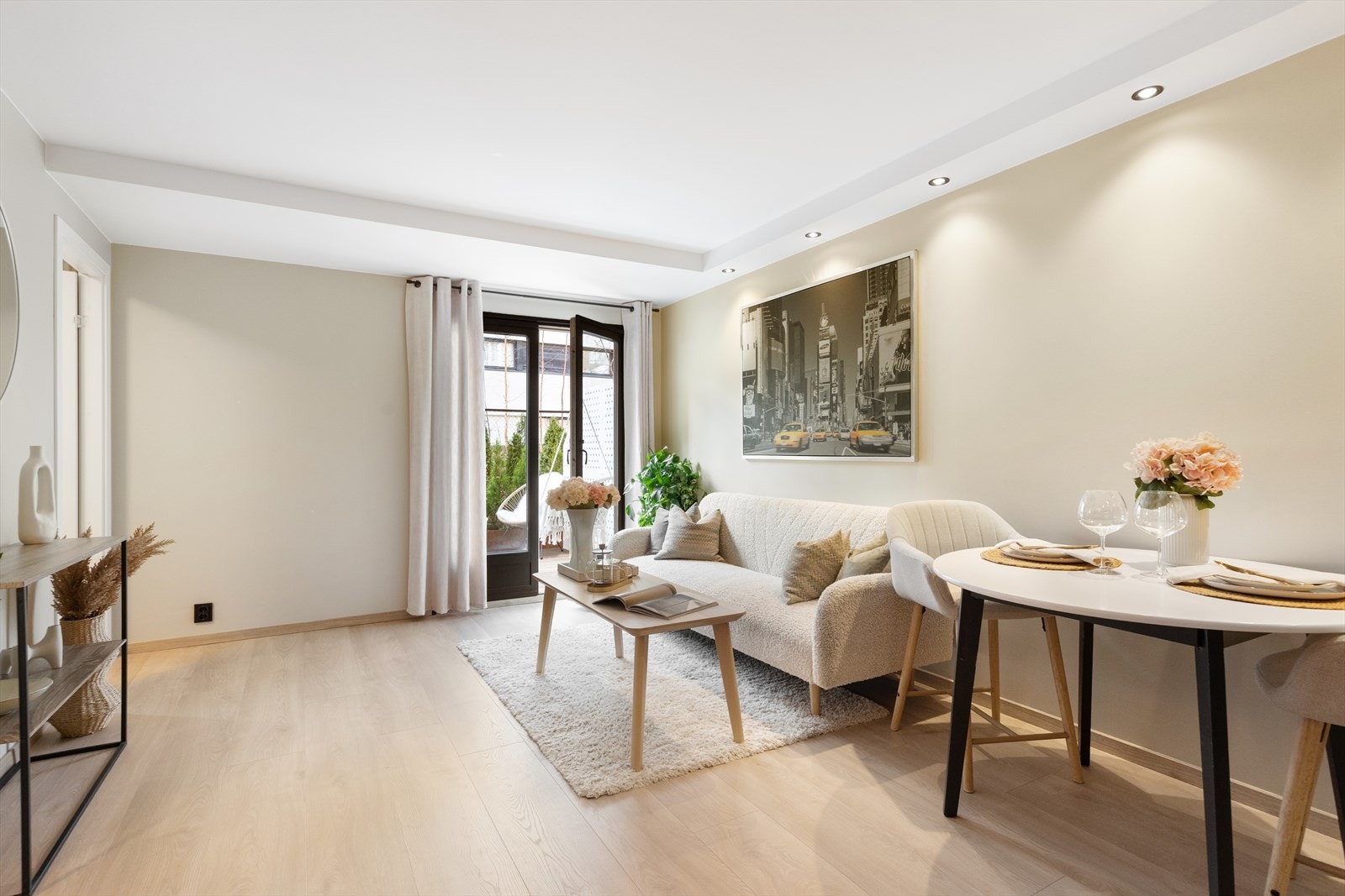 Stuen er lys og luftig, med store vindusflater som slipper inn rikelig med naturlig lys. Galleribilde