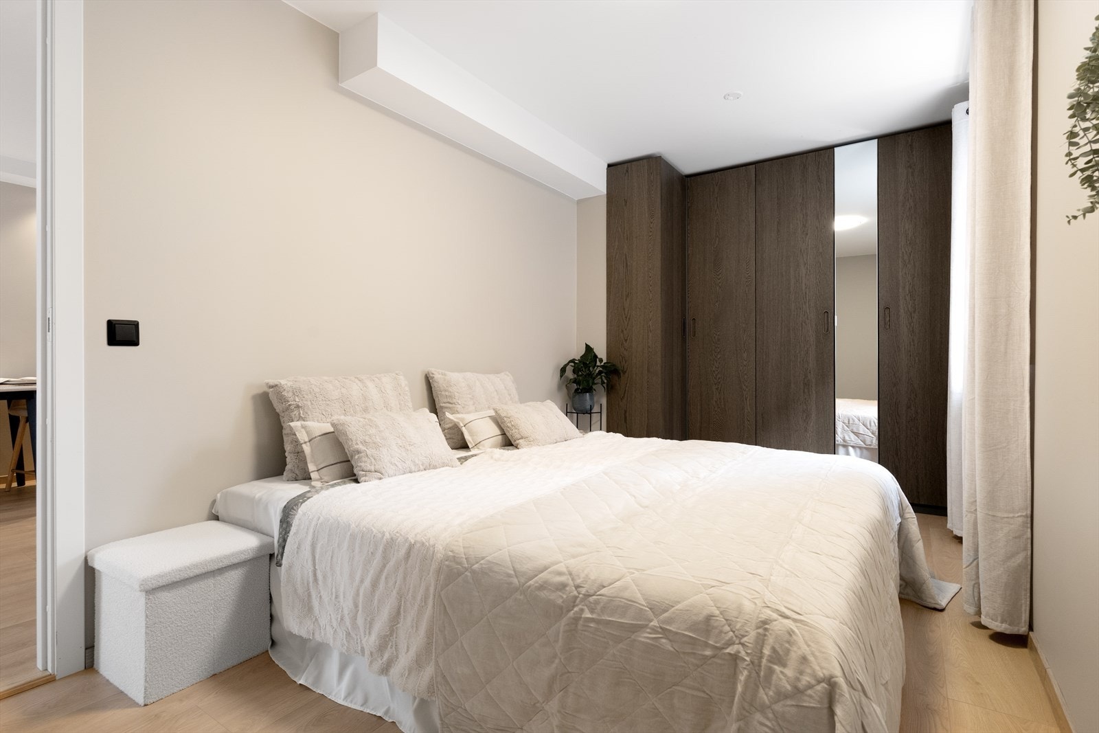 Rommet har også rikelig med oppbevaringsplass i et romslig garderobeskap. Galleribilde