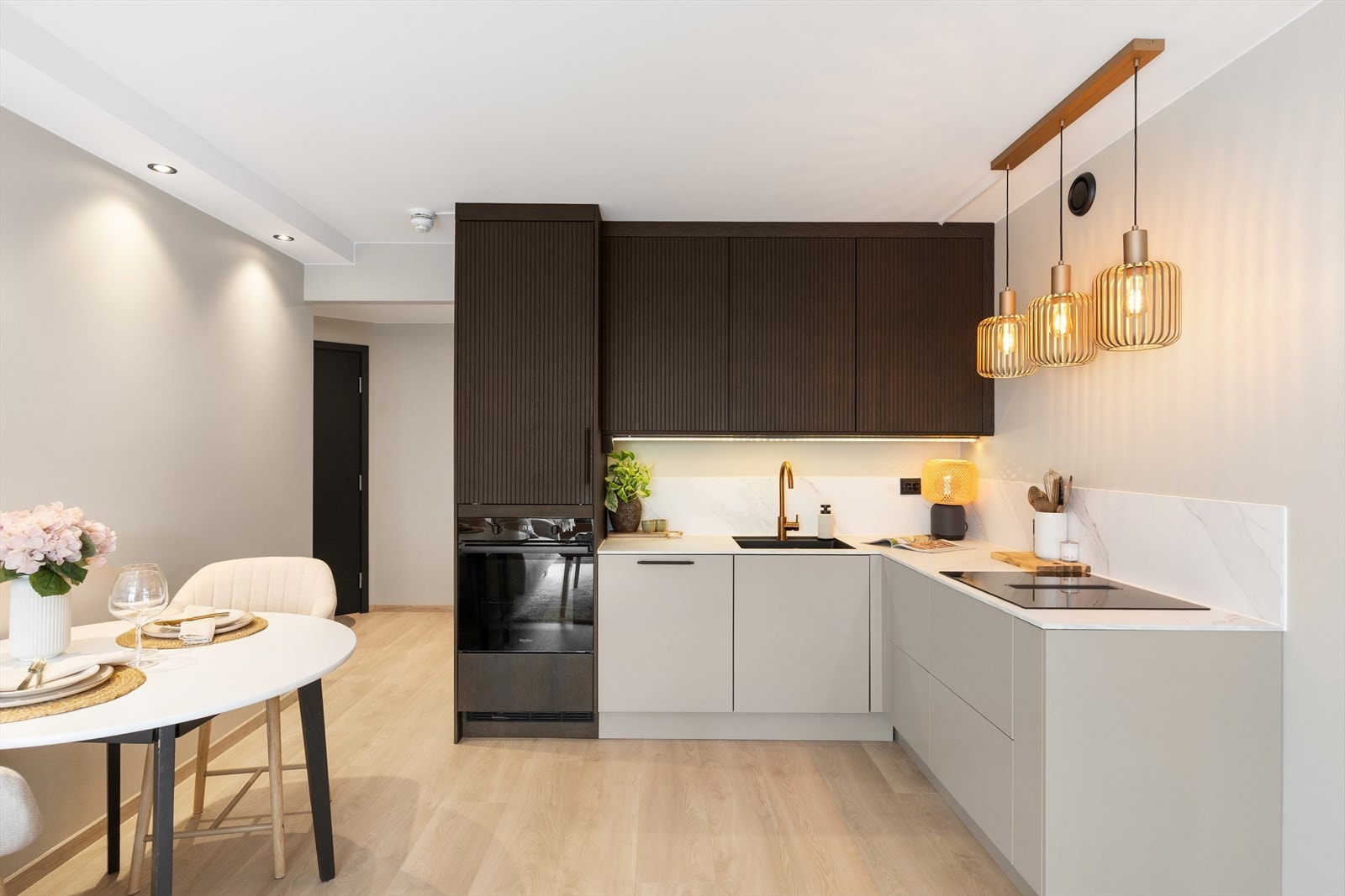 Stilrent kjøkken fra 2025 med god skap- og benkeplass, i åpen løsning mot stuen. Galleribilde