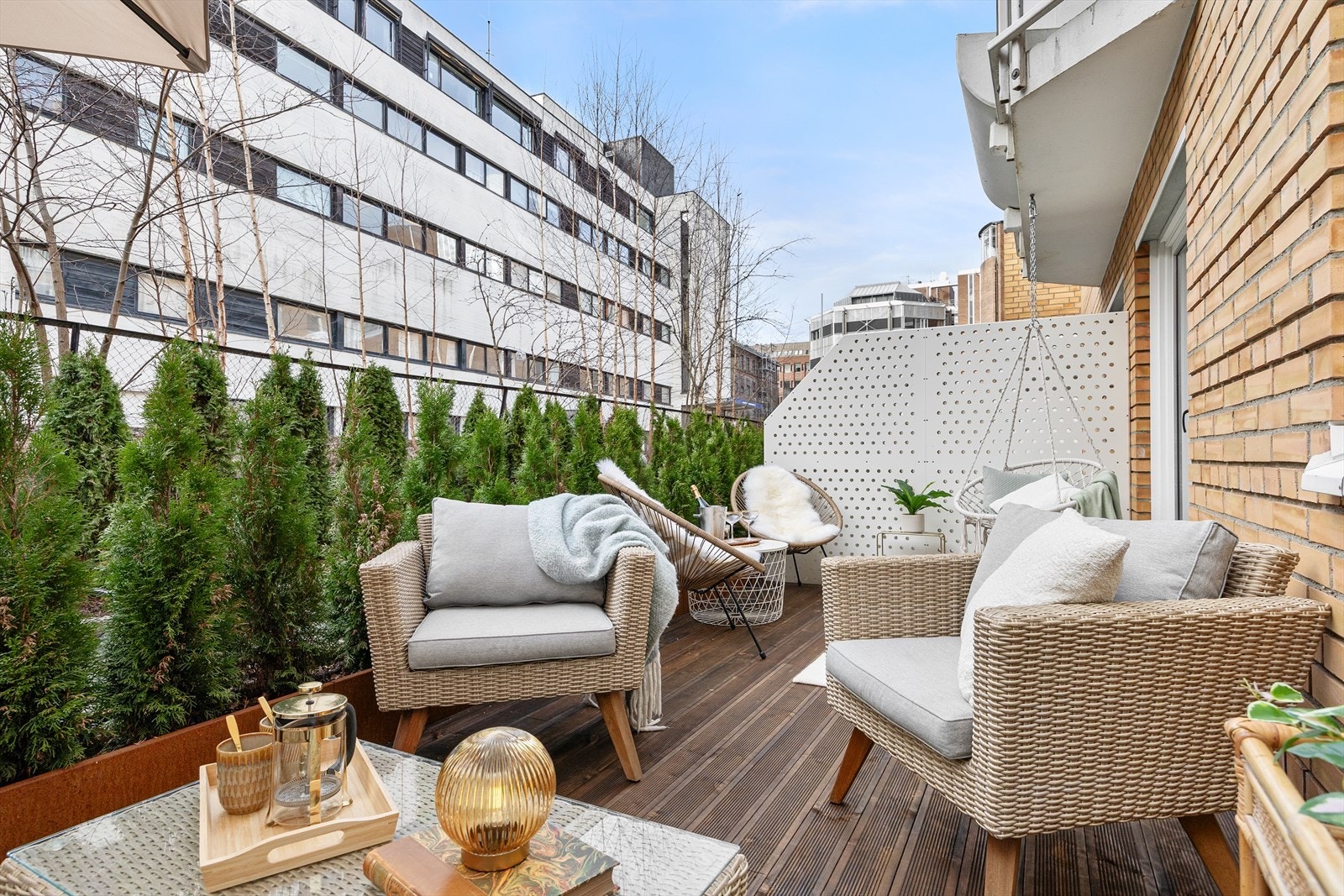 Leiligheten har en herlig markterrasse på ca. 12 m², oppført i 2025, som gir en attraktiv og brukervennlig uteplass. Galleribilde