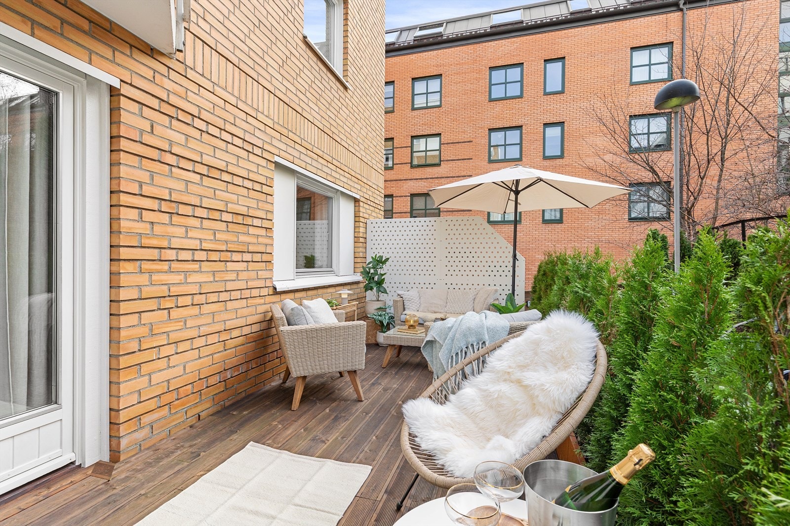 Terrassen har god plass til flere hyggelige sittegrupper, perfekt for både avslapning og sosiale sammenkomster. Galleribilde