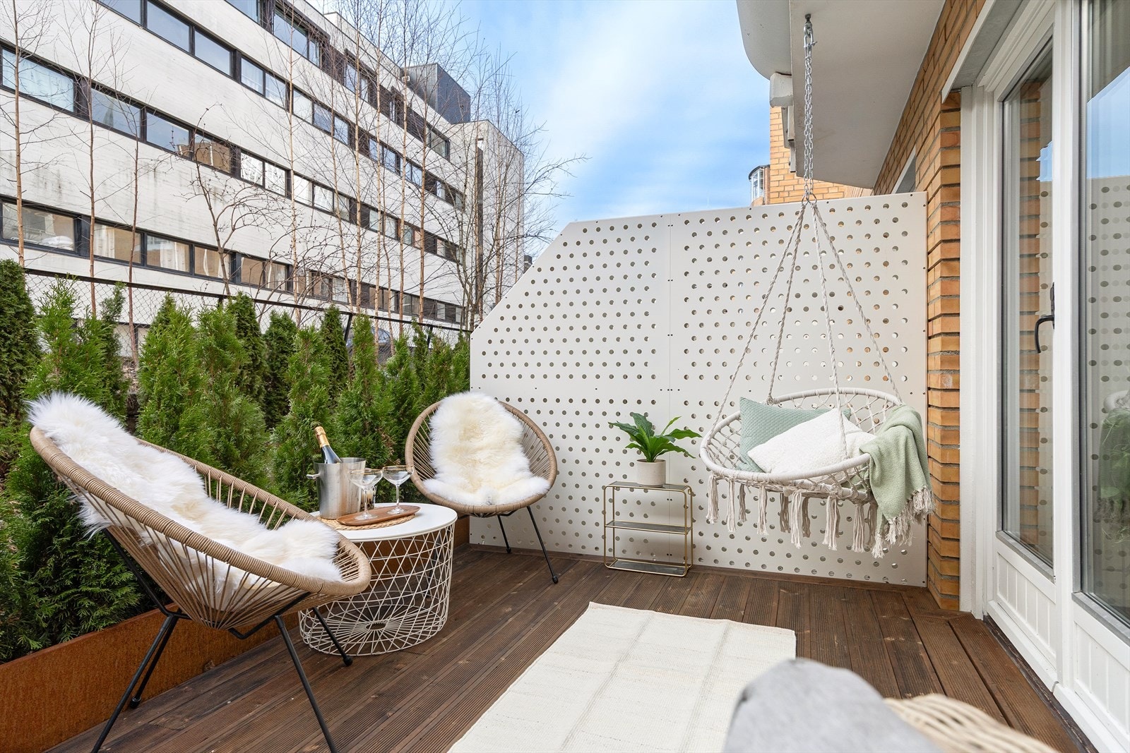 Her er det god plass til utemøbler, beplantning og grill, slik at du enkelt kan skape en lun og innbydende uteplass. Galleribilde