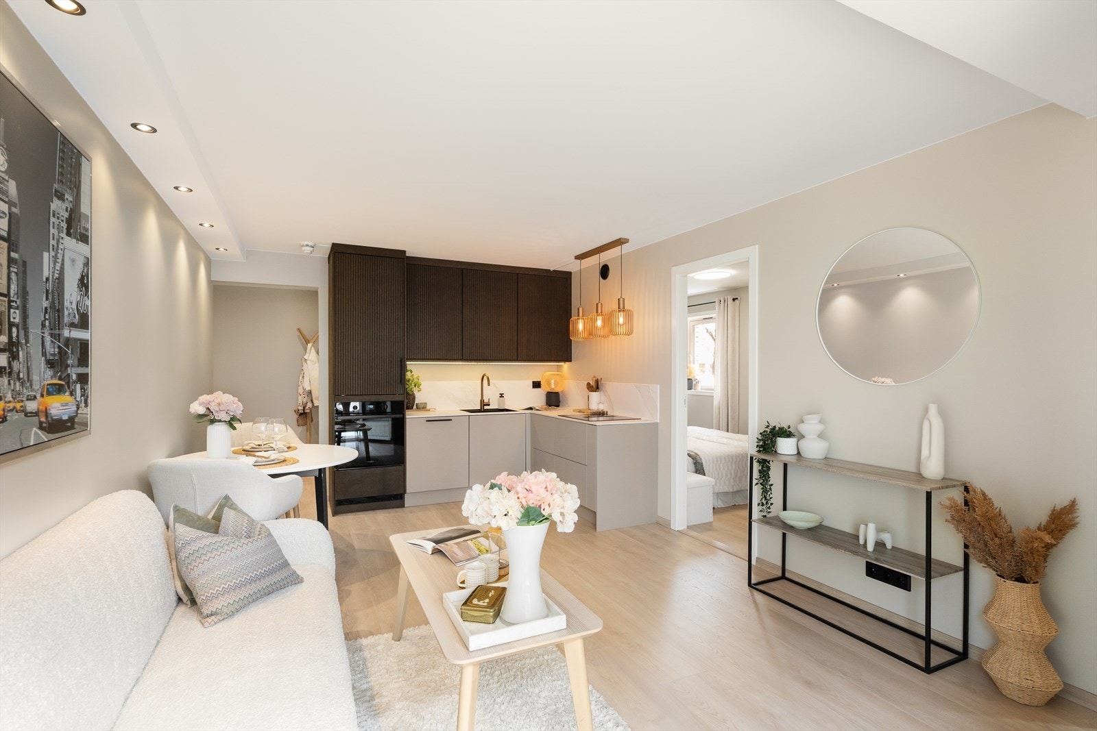 Planløsningen gir gode møbleringsmuligheter, med plass til sofagruppe, TV-møblement og spisebord med tilhørende stoler. Galleribilde