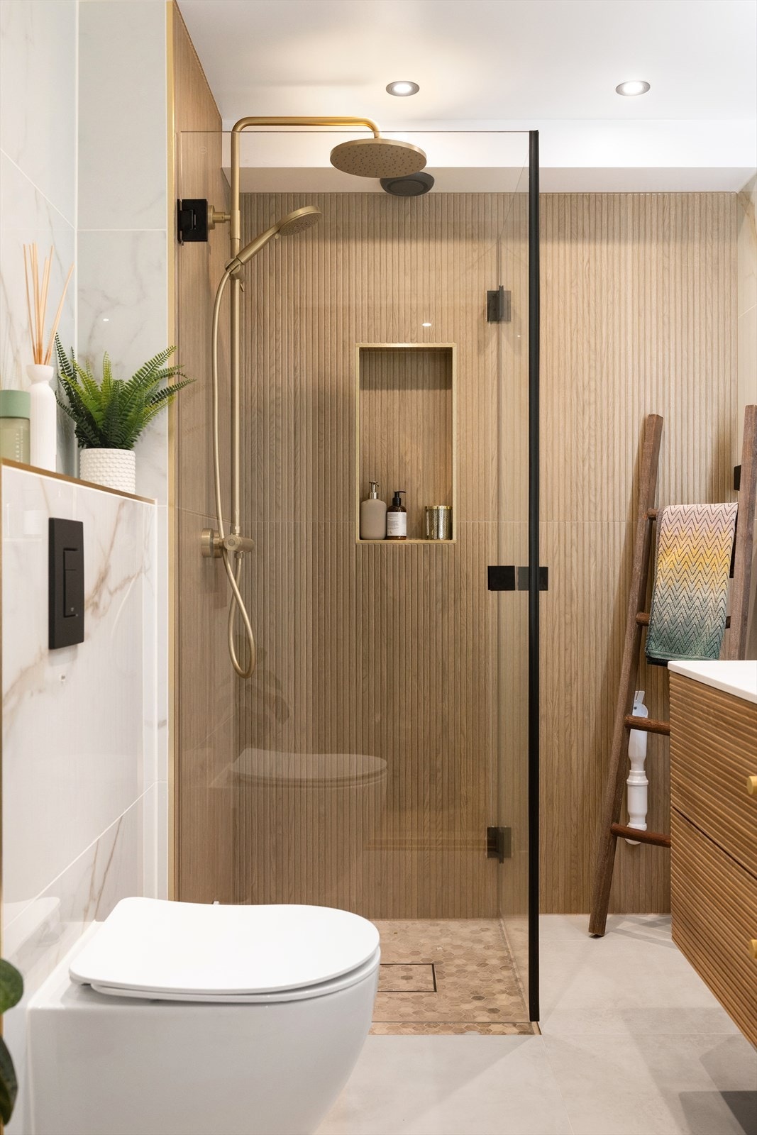 Videre er det vegghengt toalett og en innbydende dusjsone med glassvegger, nisjeløsning og både hånddusj og regnfallsdusj. Galleribilde