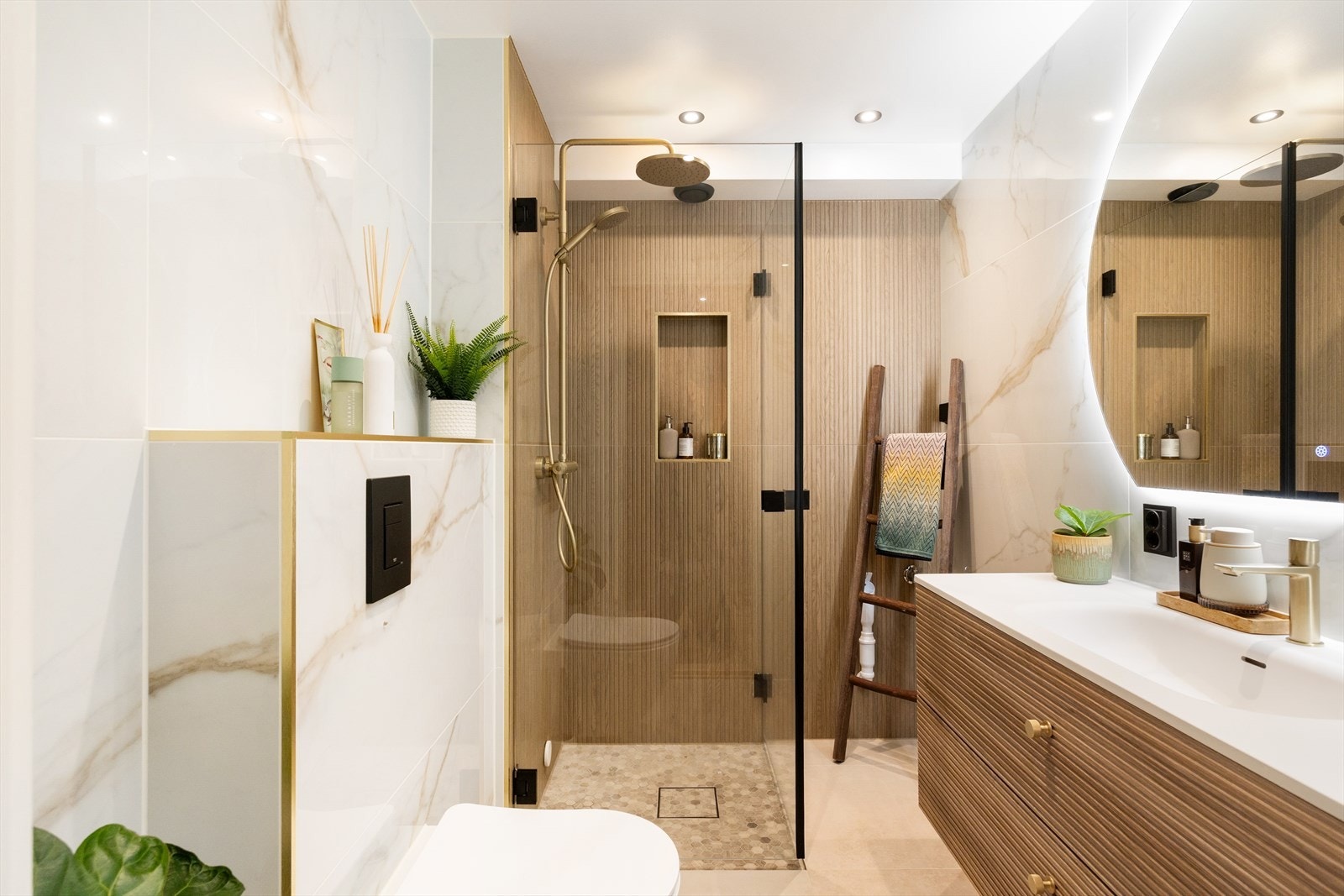 Lekkert og delikat flislagt baderom, renovert i 2025, med gulvvarme og downlights i himlingen. Galleribilde