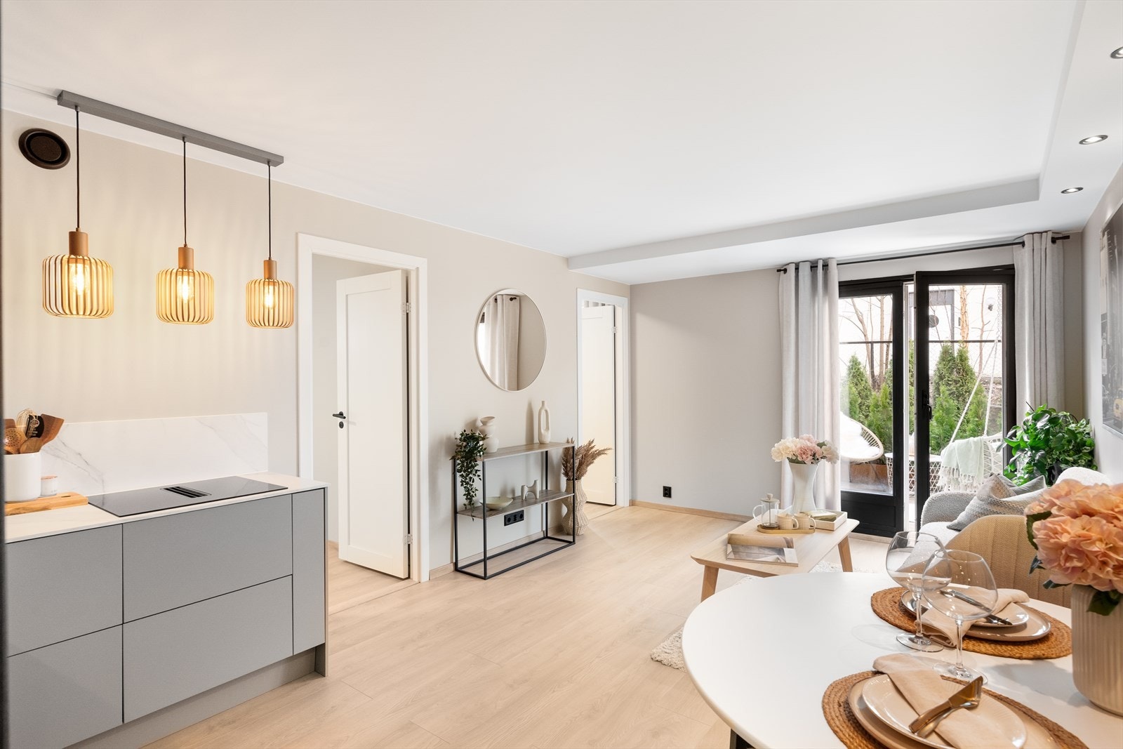 Leiligheten ble oppusset i 2025 med blant annet nytt, lyst laminatgulv med varmefolie, nymalte overflater i delikate fargetoner og downlights i himlingen, som gir et moderne og helhetlig uttrykk. Galleribilde