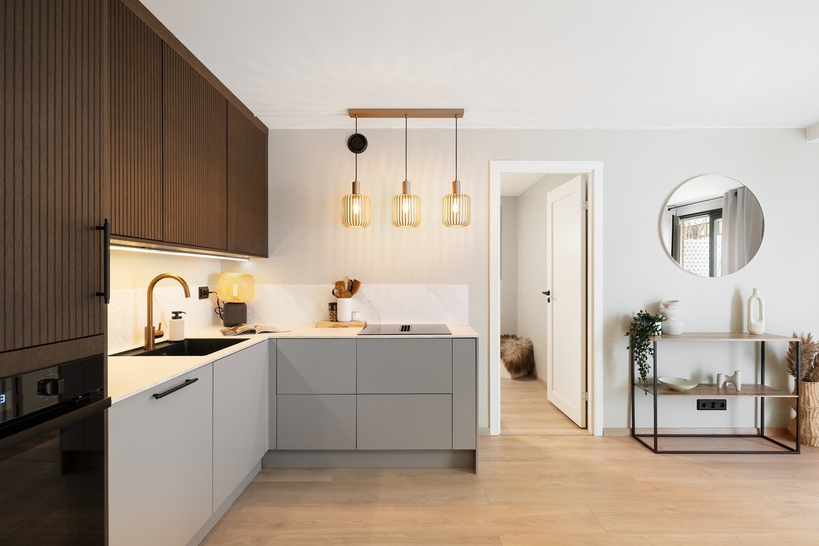 Kjøkkenet er utstyrt med integrerte hvitevarer, herunder oppvaskmaskin, stekeovn og kjøleskap. Galleribilde